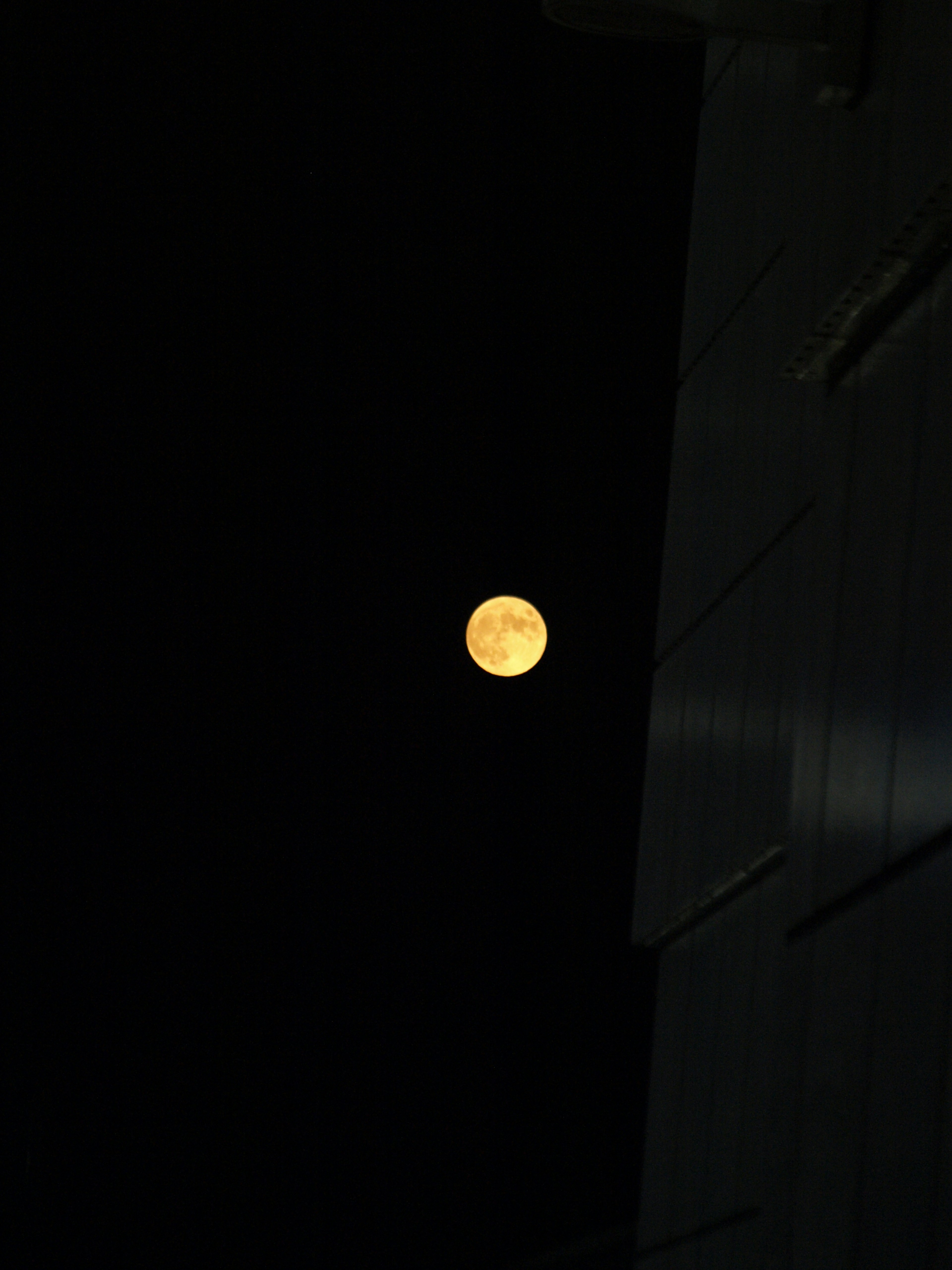 Lune pleine brillante dans un ciel nocturne sombre