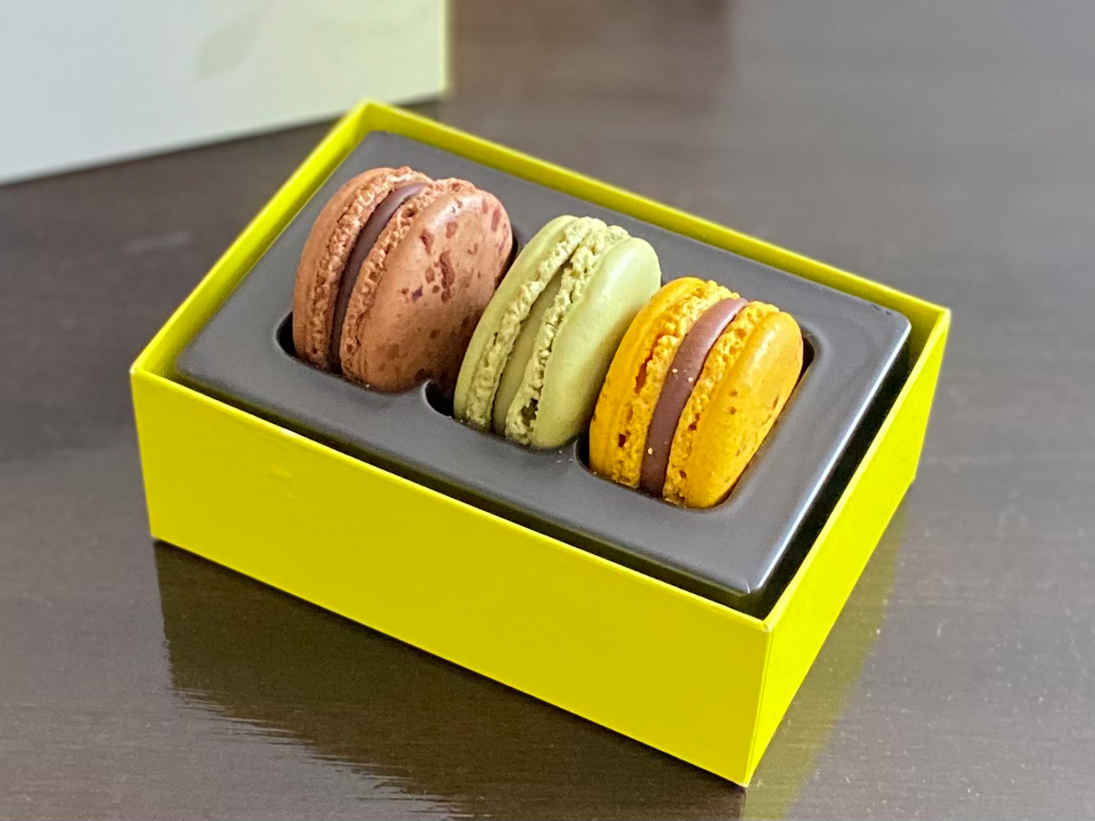 Macaron berwarna dalam kotak kuning