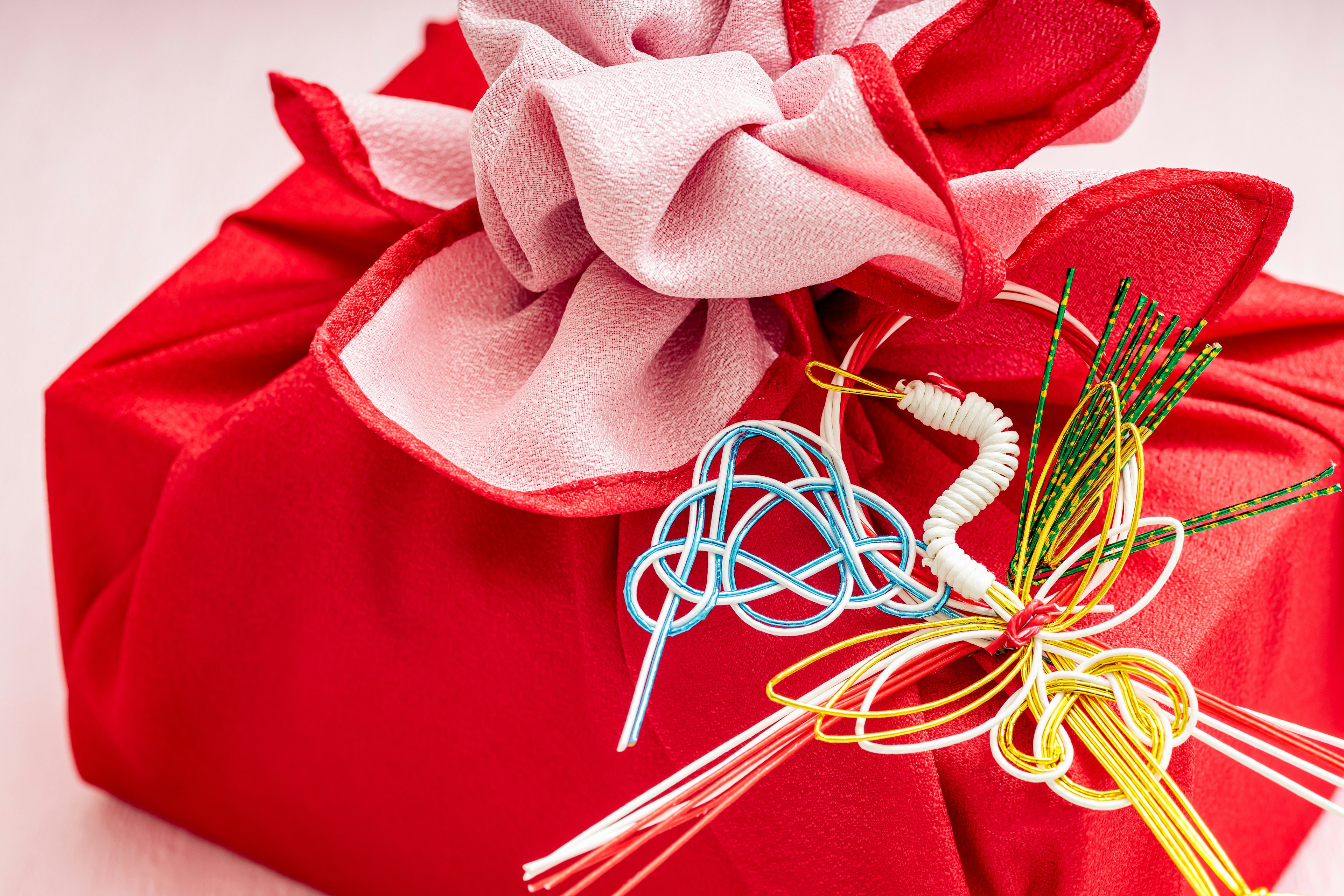 Un cadeau emballé en rouge orné de décorations colorées