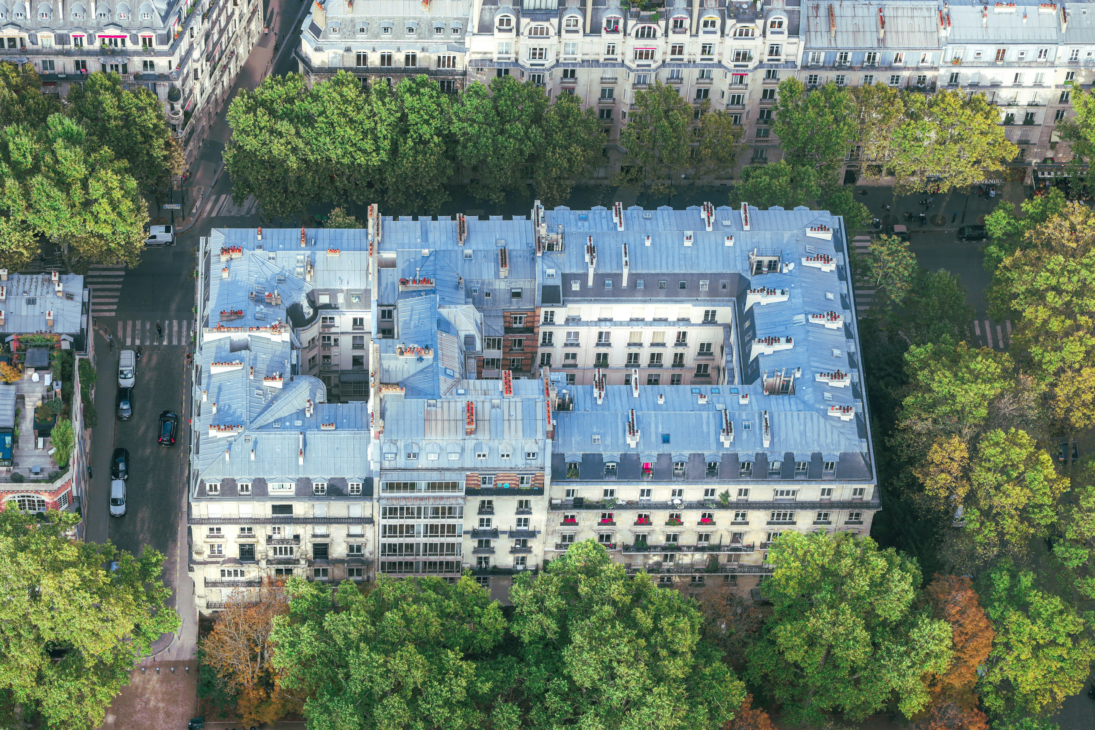 Vista aerea di un edificio residenziale circondato dal verde a Parigi