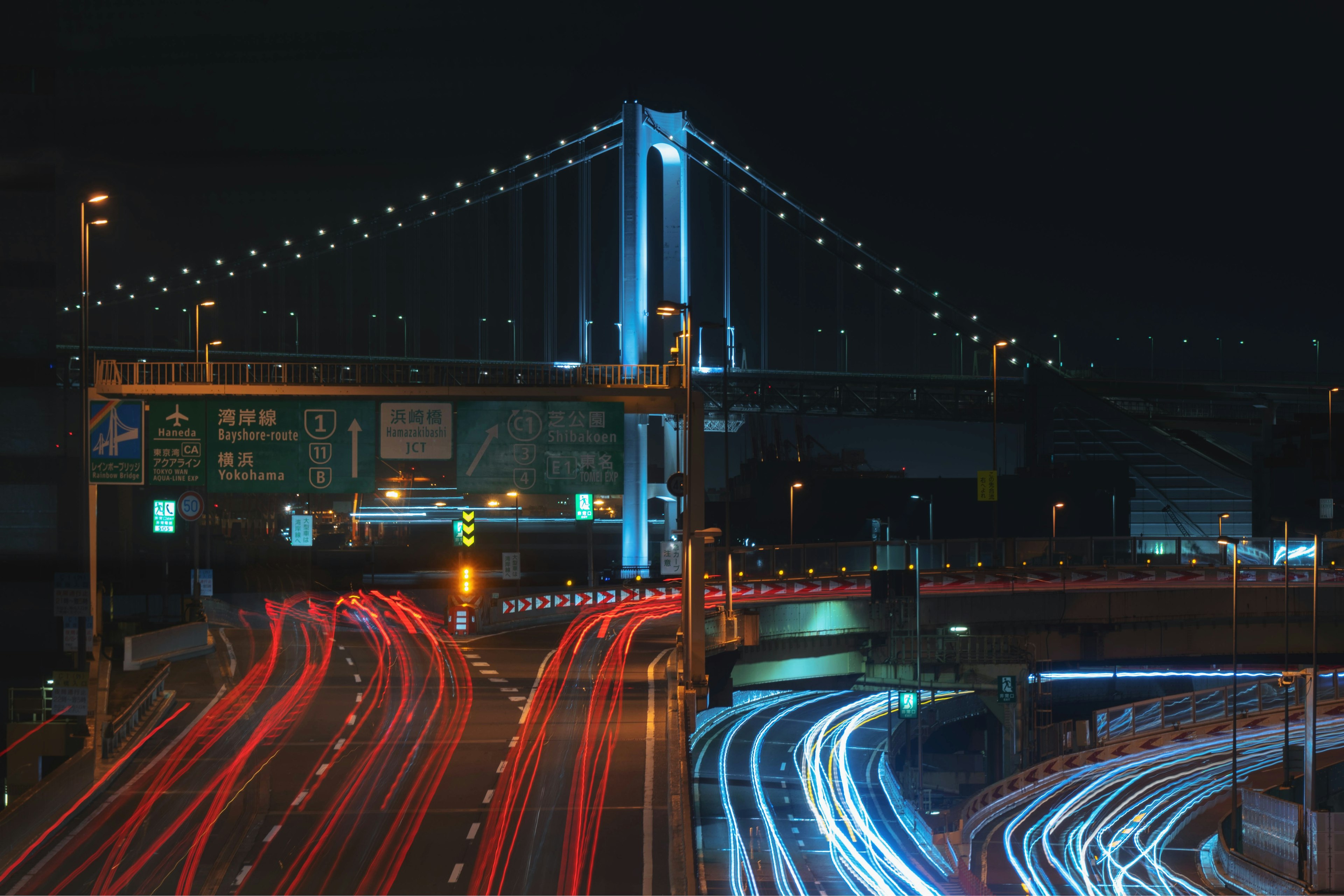 夜景の橋と流れる車の光、レインボーブリッジのライトアップ