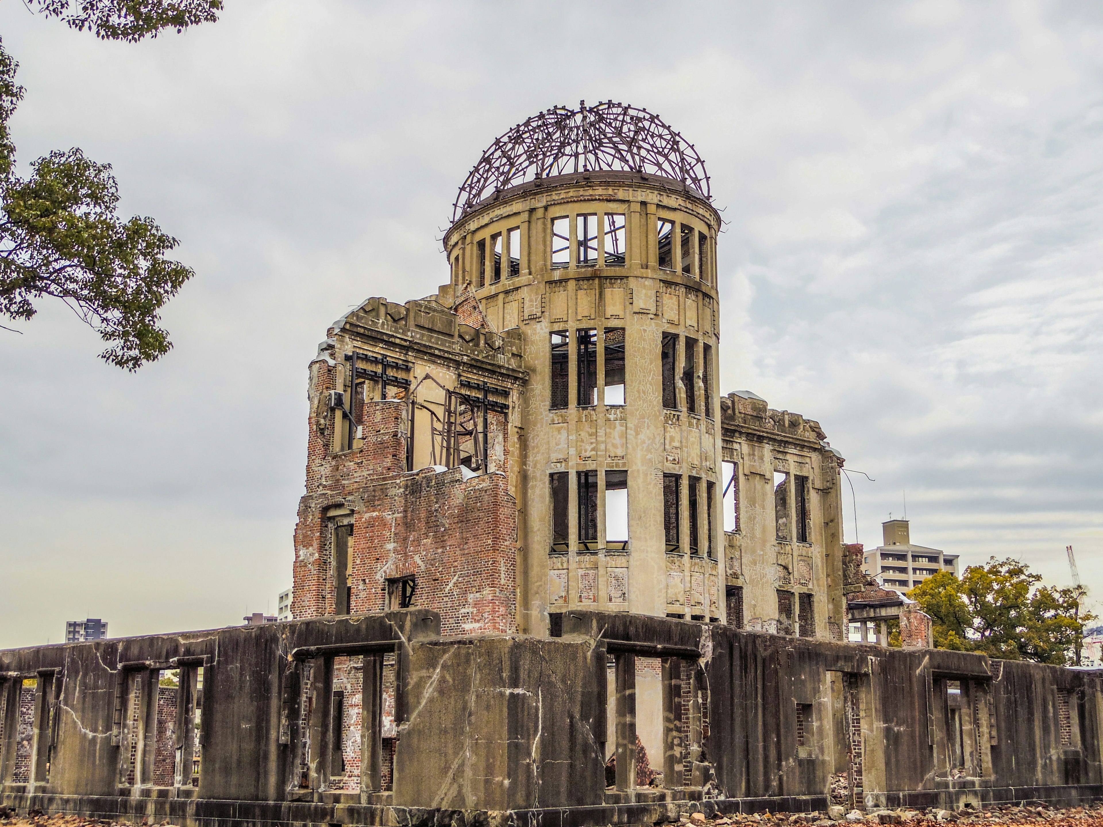 Đài tưởng niệm Hòa bình Hiroshima, di tích lịch sử dưới bầu trời xám