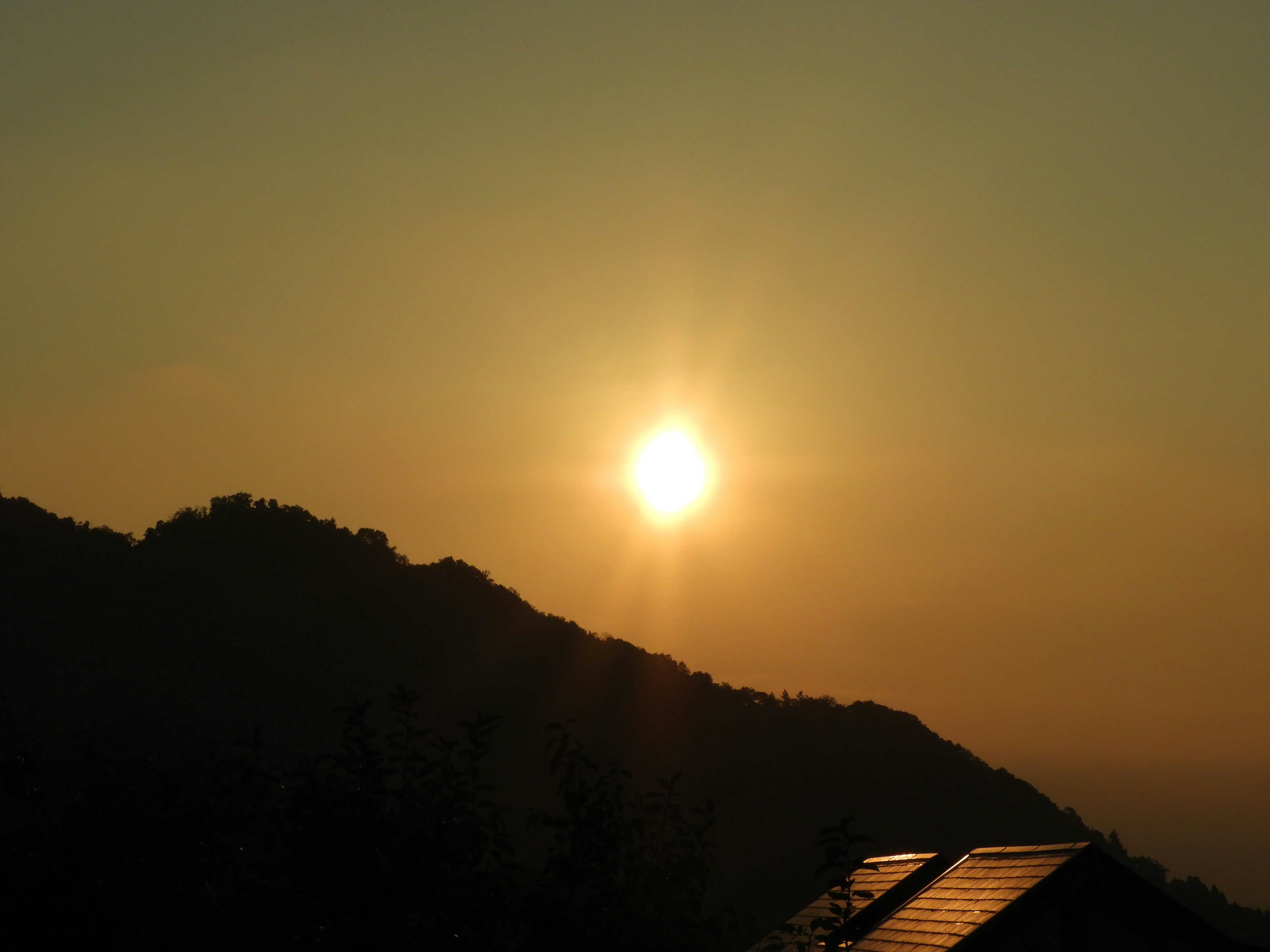 夕日が山の向こうに沈む美しい風景