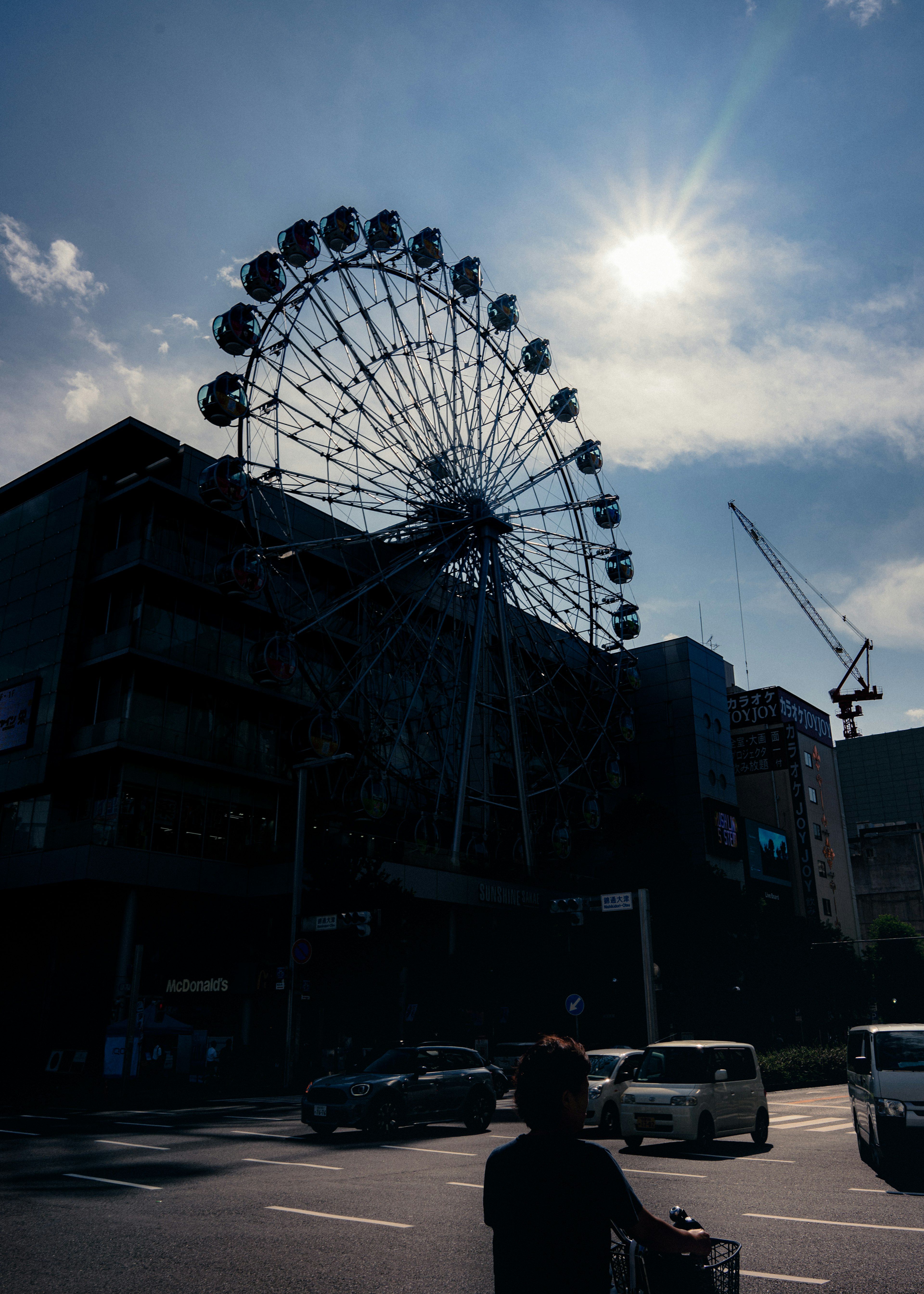 観覧車とビルのシルエットを背景にした都市の風景