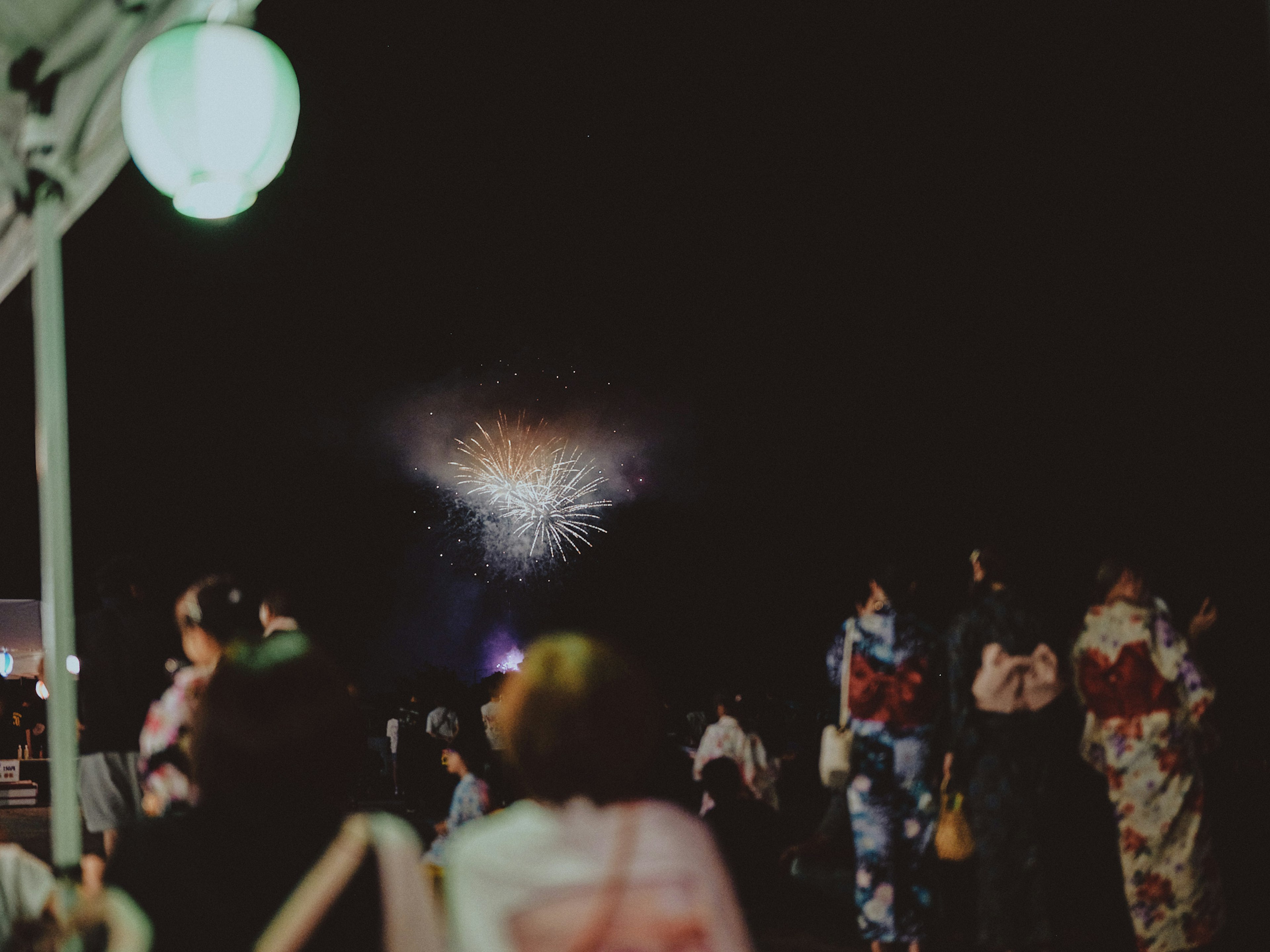 Escena de festival con fuegos artificiales en el cielo nocturno espectadores con kimonos