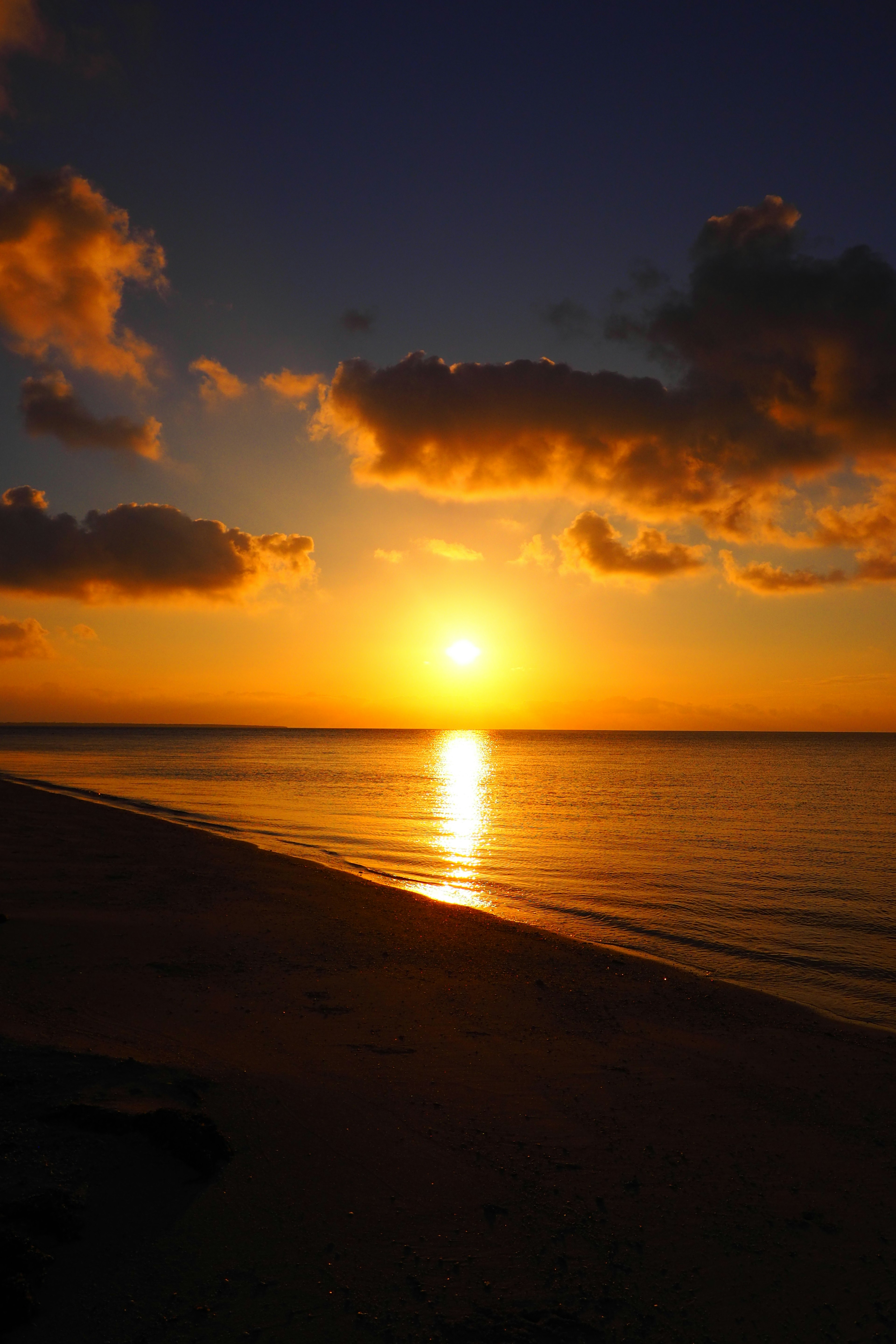 Hermoso atardecer sobre el mar tranquilo