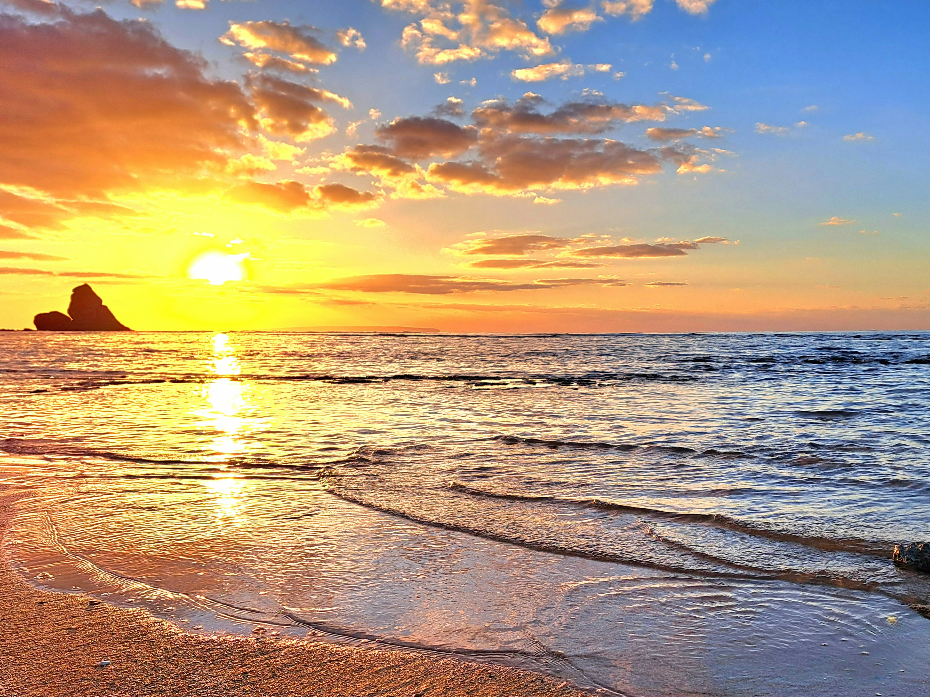 Bellissimo tramonto sull'oceano in spiaggia