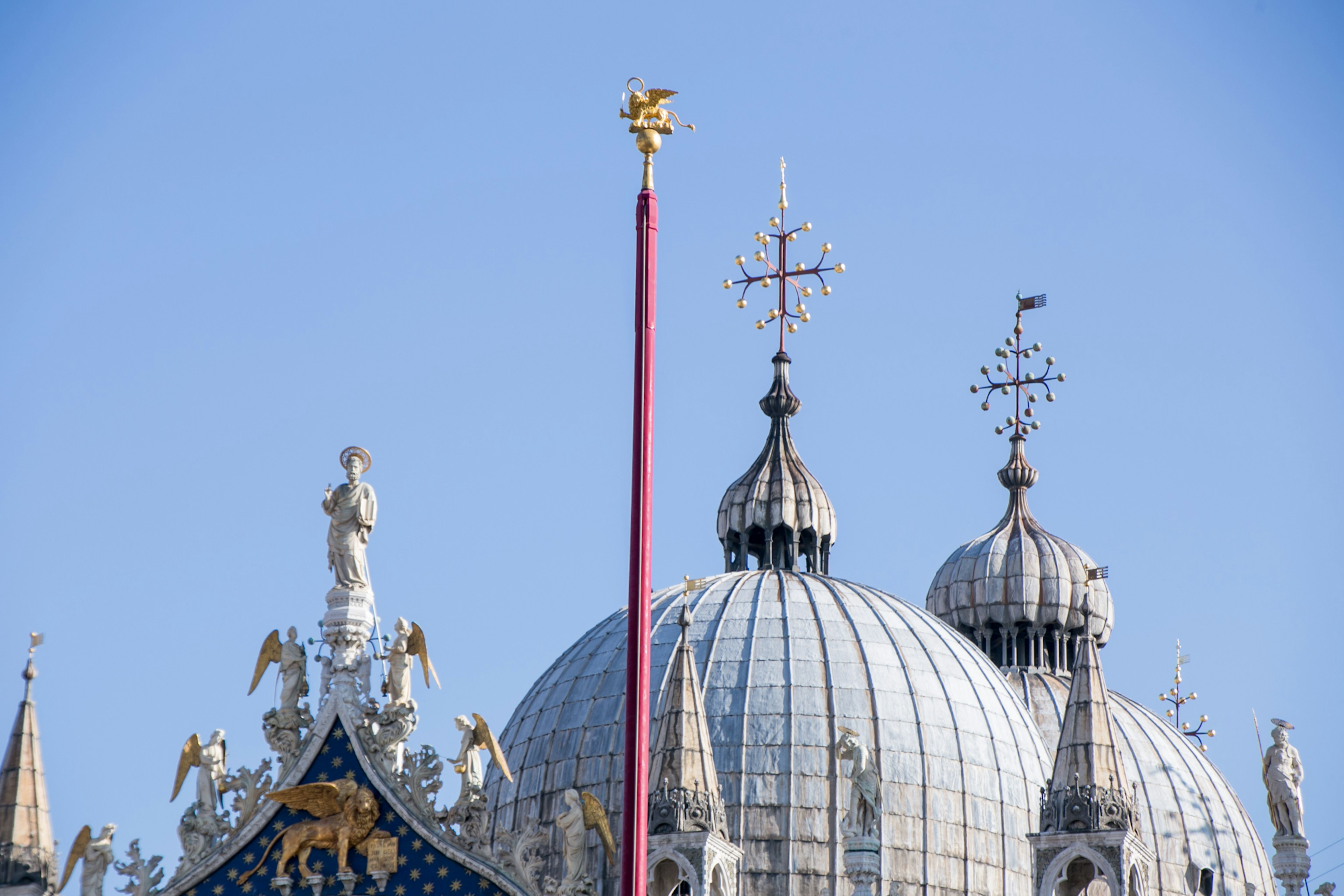 Detail der Kuppeln und des Kreuzes der Basilika San Marco