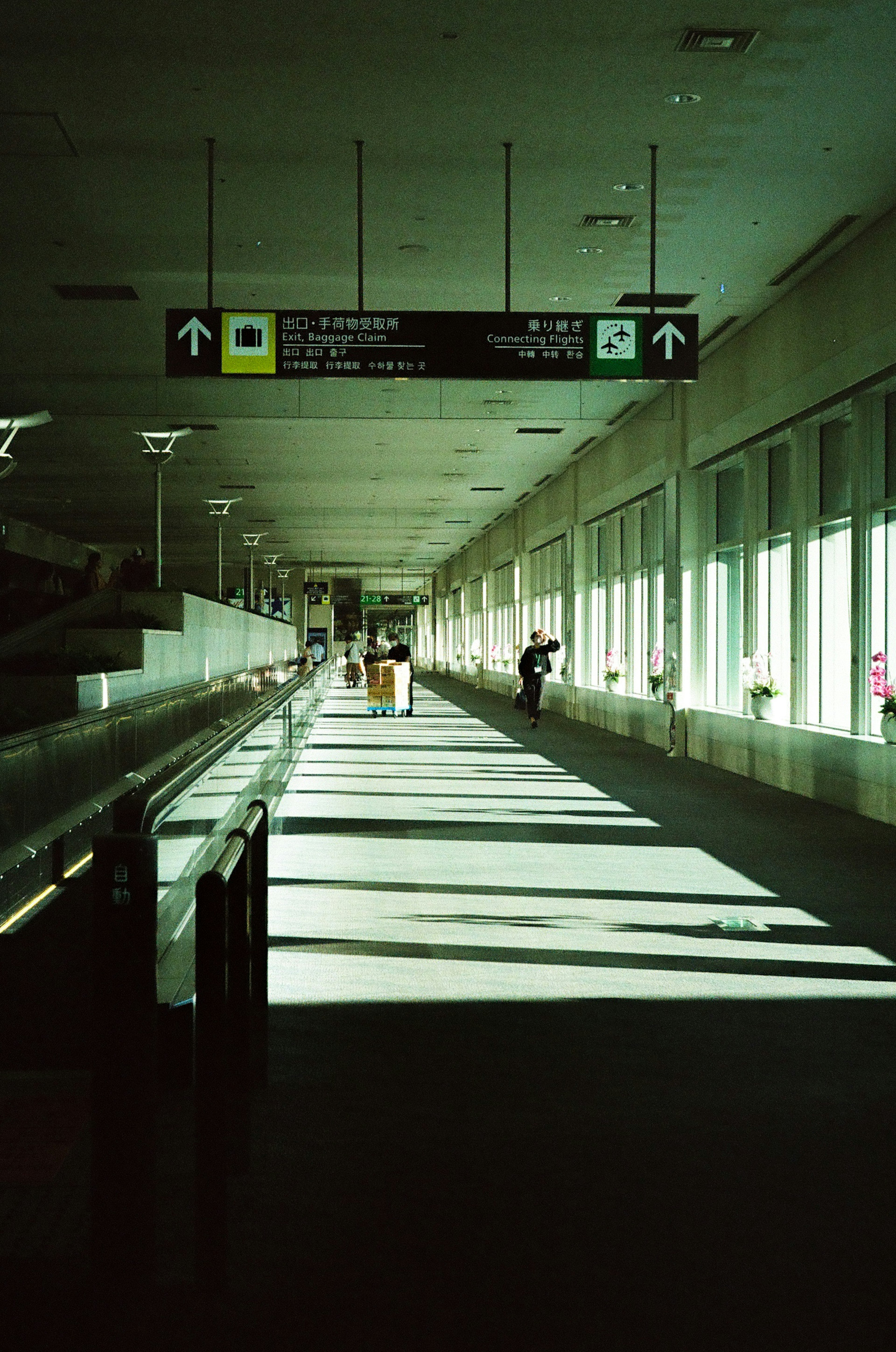 Koridor bandara yang terang dengan bayangan panjang