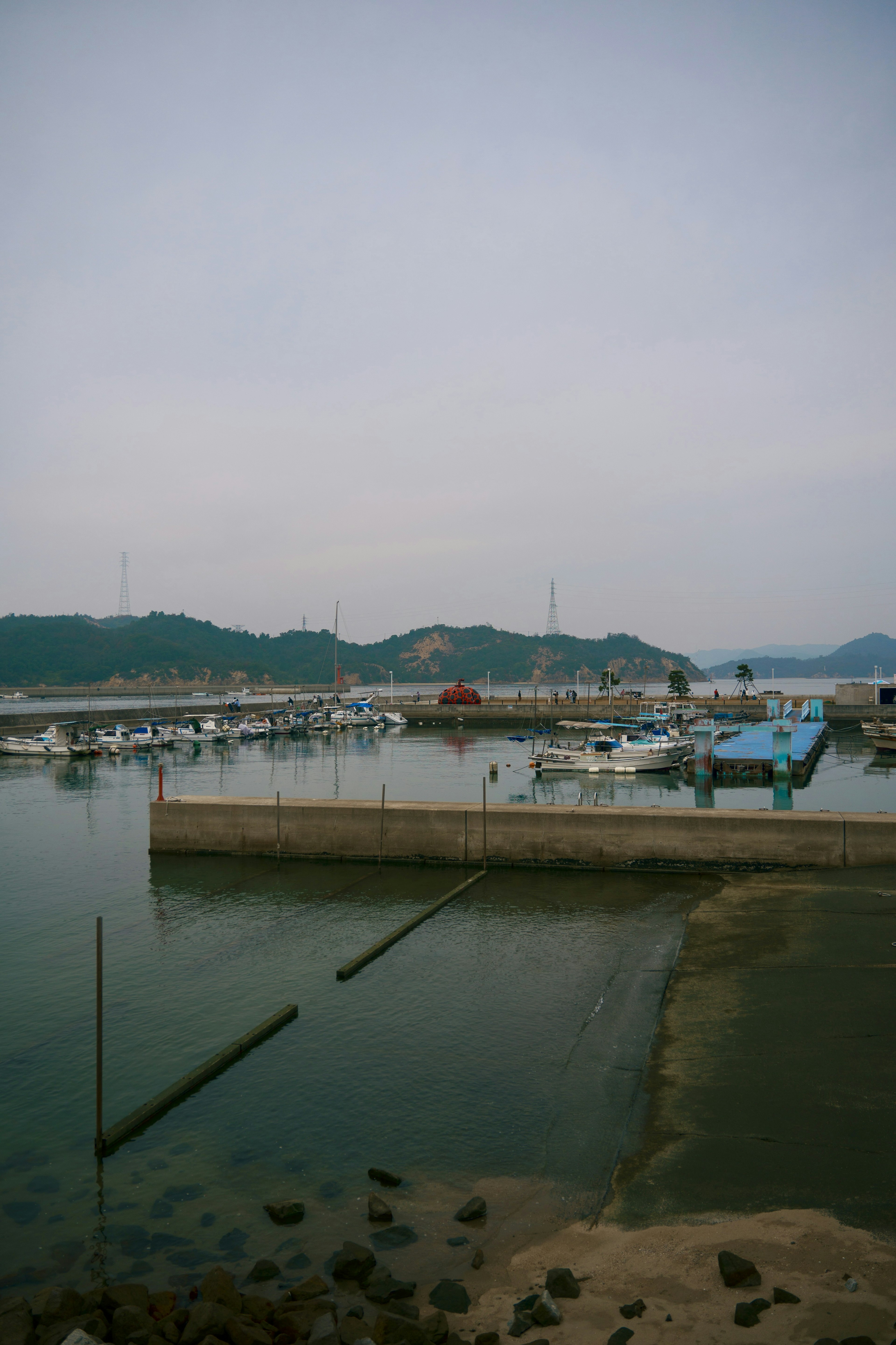 ทิวทัศน์ท่าเรือที่เงียบสงบ เรือที่จอดอยู่และน้ำที่สงบ