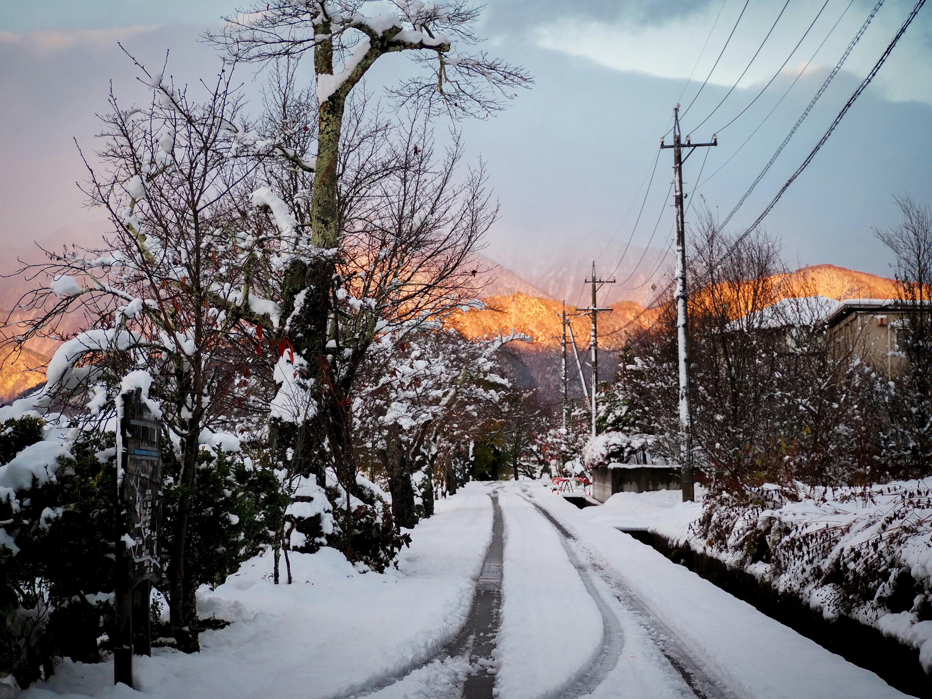 雪に覆われた静かな道路と山々の景色