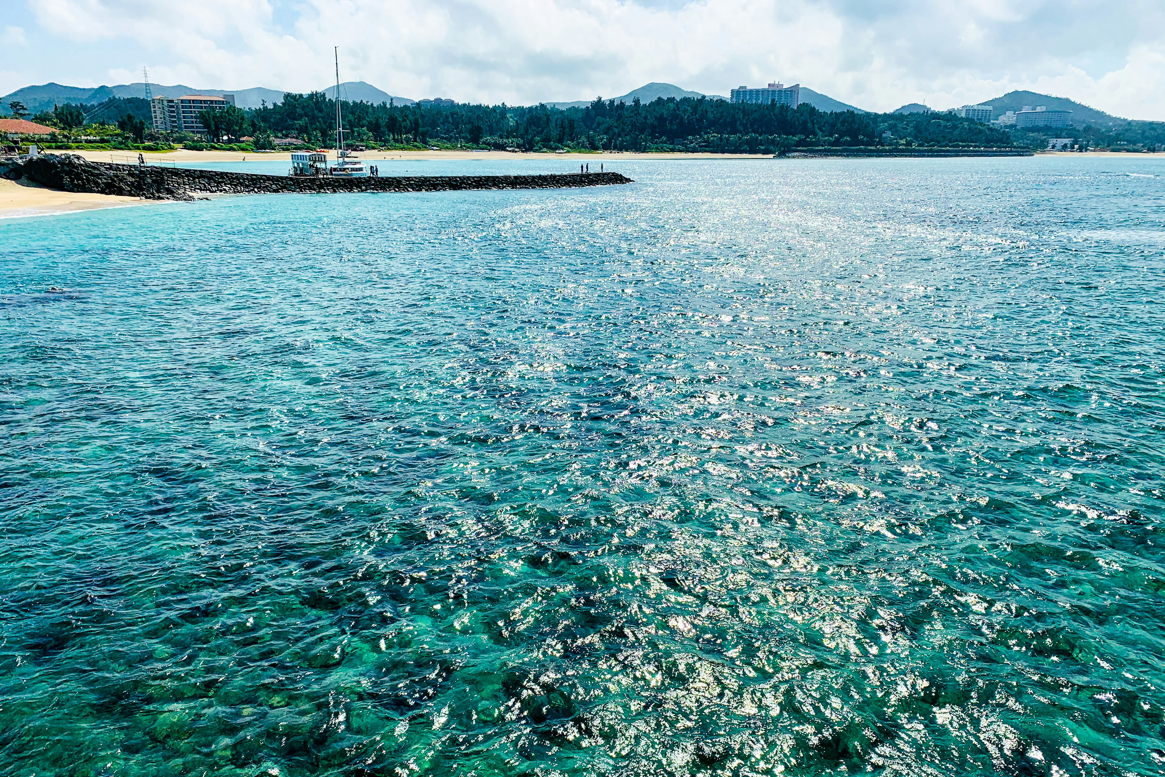 青い海と波の反射が美しい風景