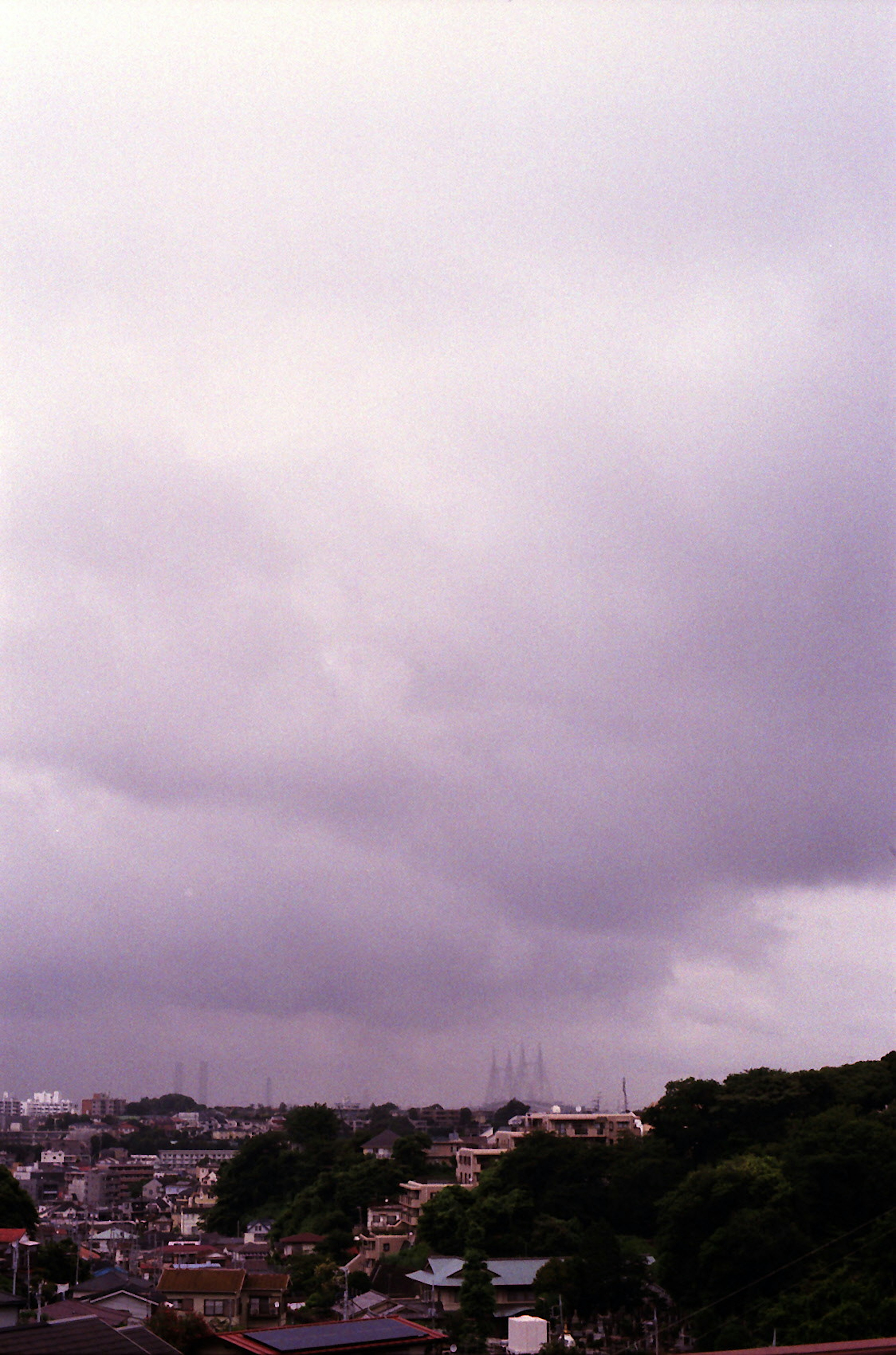 Ciel nuageux avec une vue sur le paysage urbain