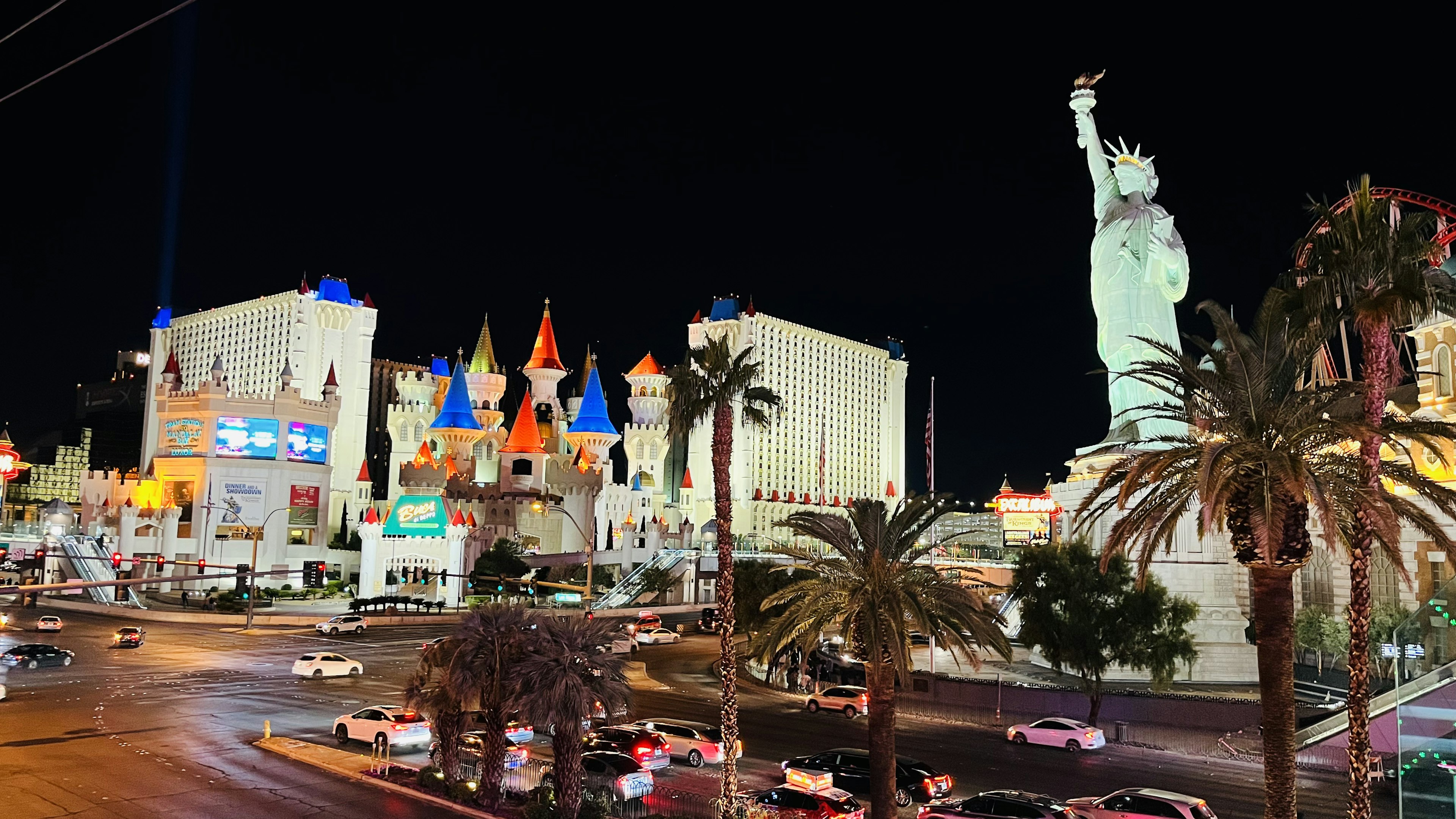 Freiheitsstatue und bunte, schlossartige Gebäude in Las Vegas bei Nacht