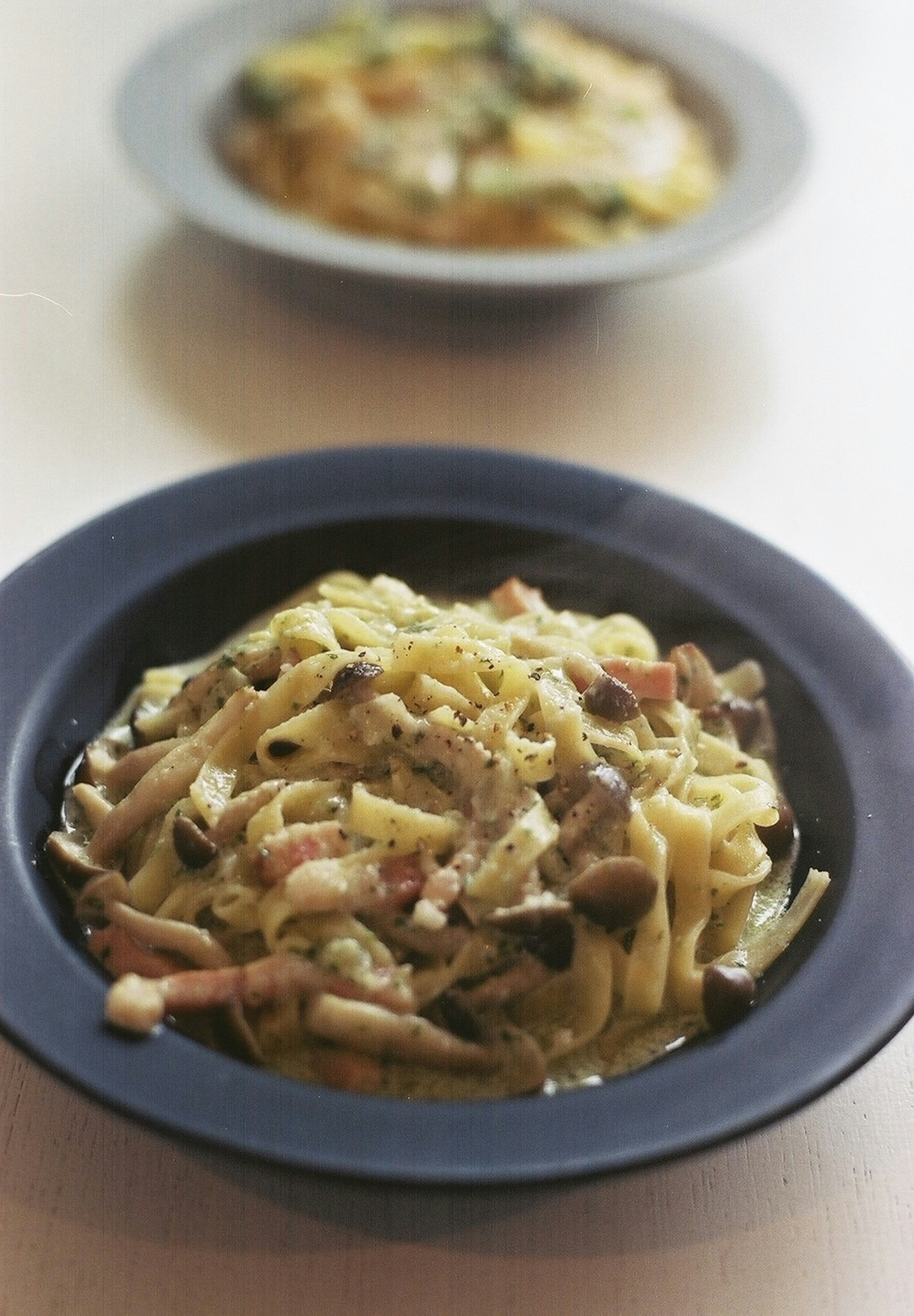 Plato de pasta cremosa cubierto con champiñones