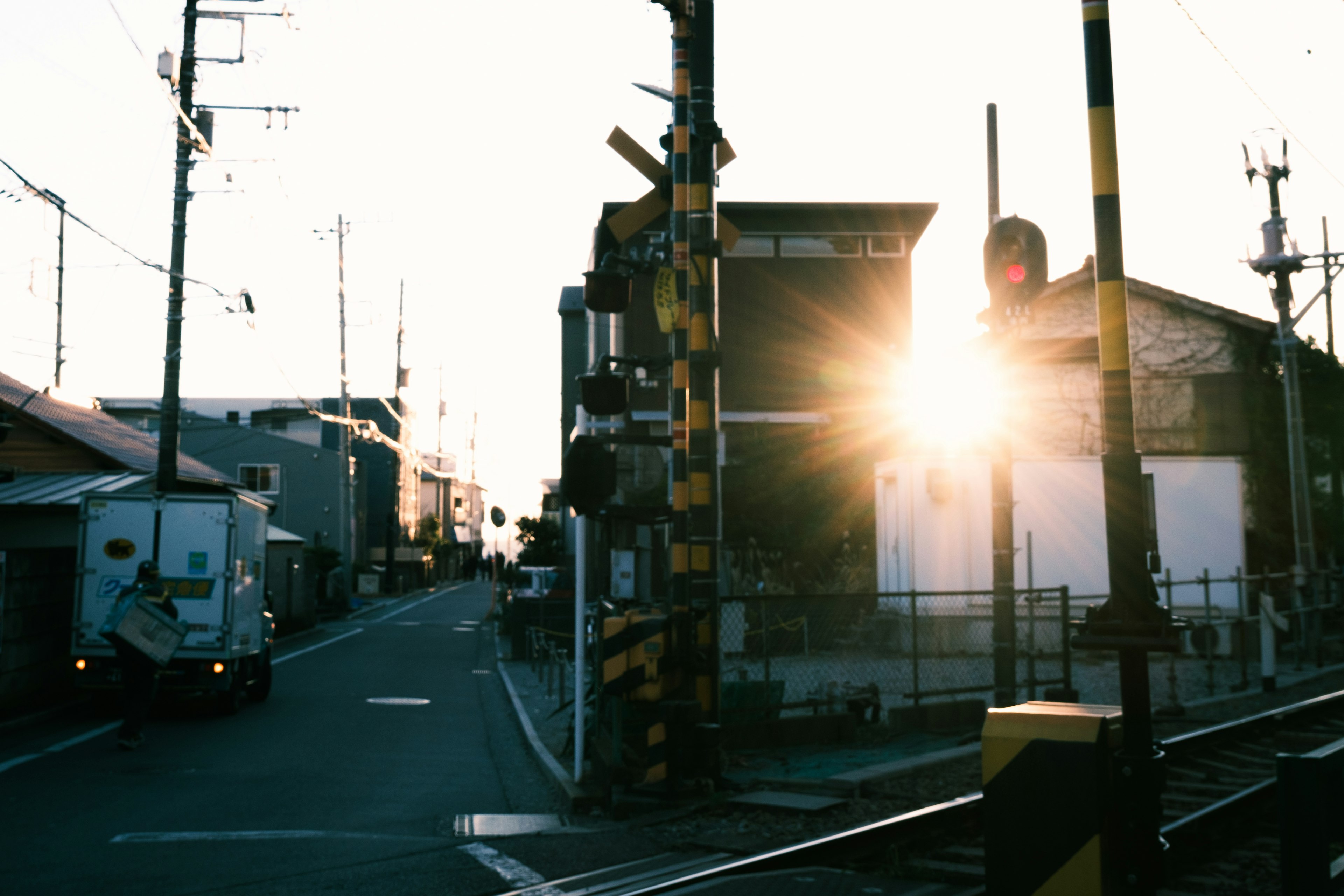 夕日が差し込む街の風景と信号機