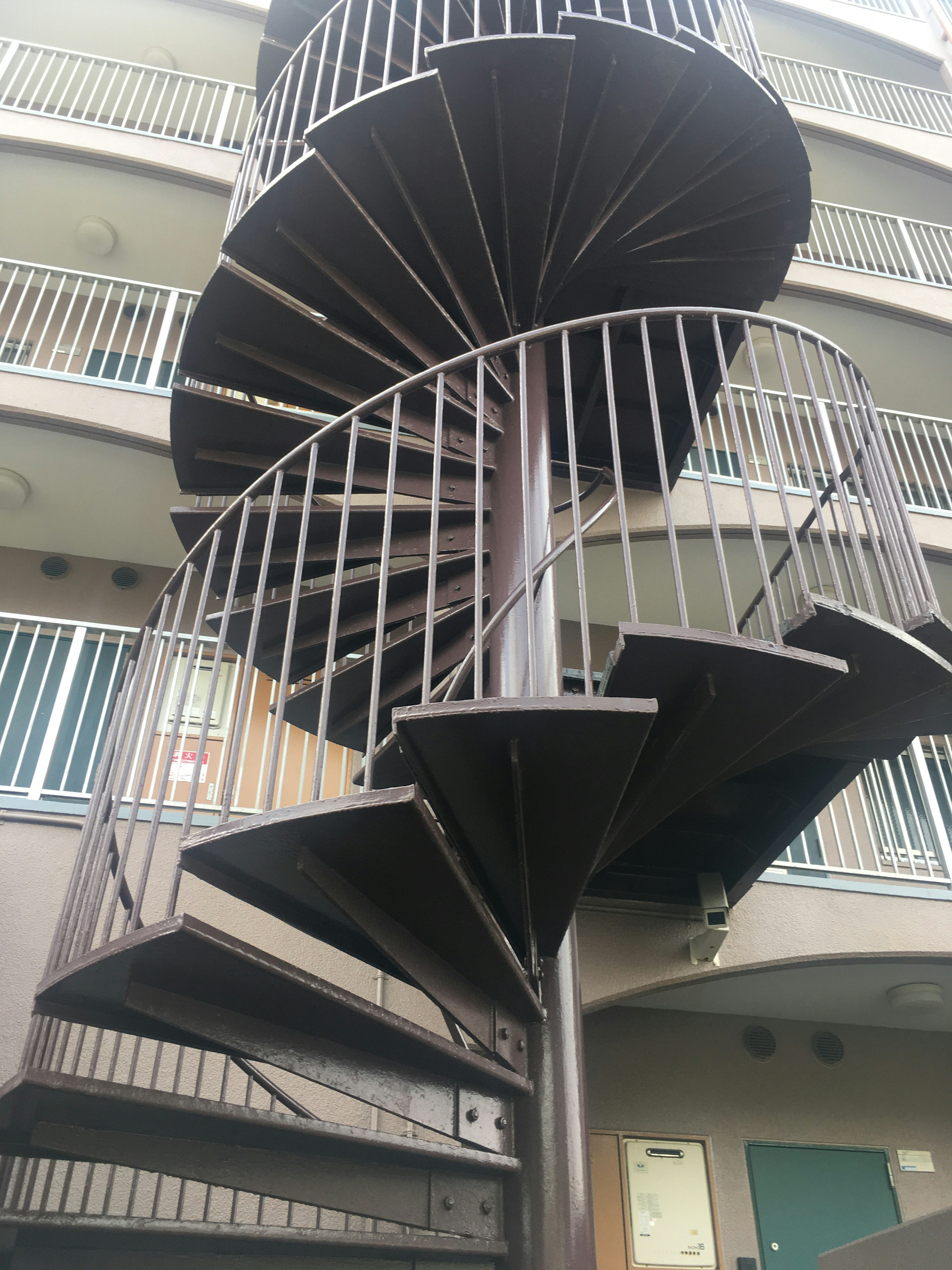 Image détaillée d'un escalier en colimaçon avec des rampes et des marches en métal