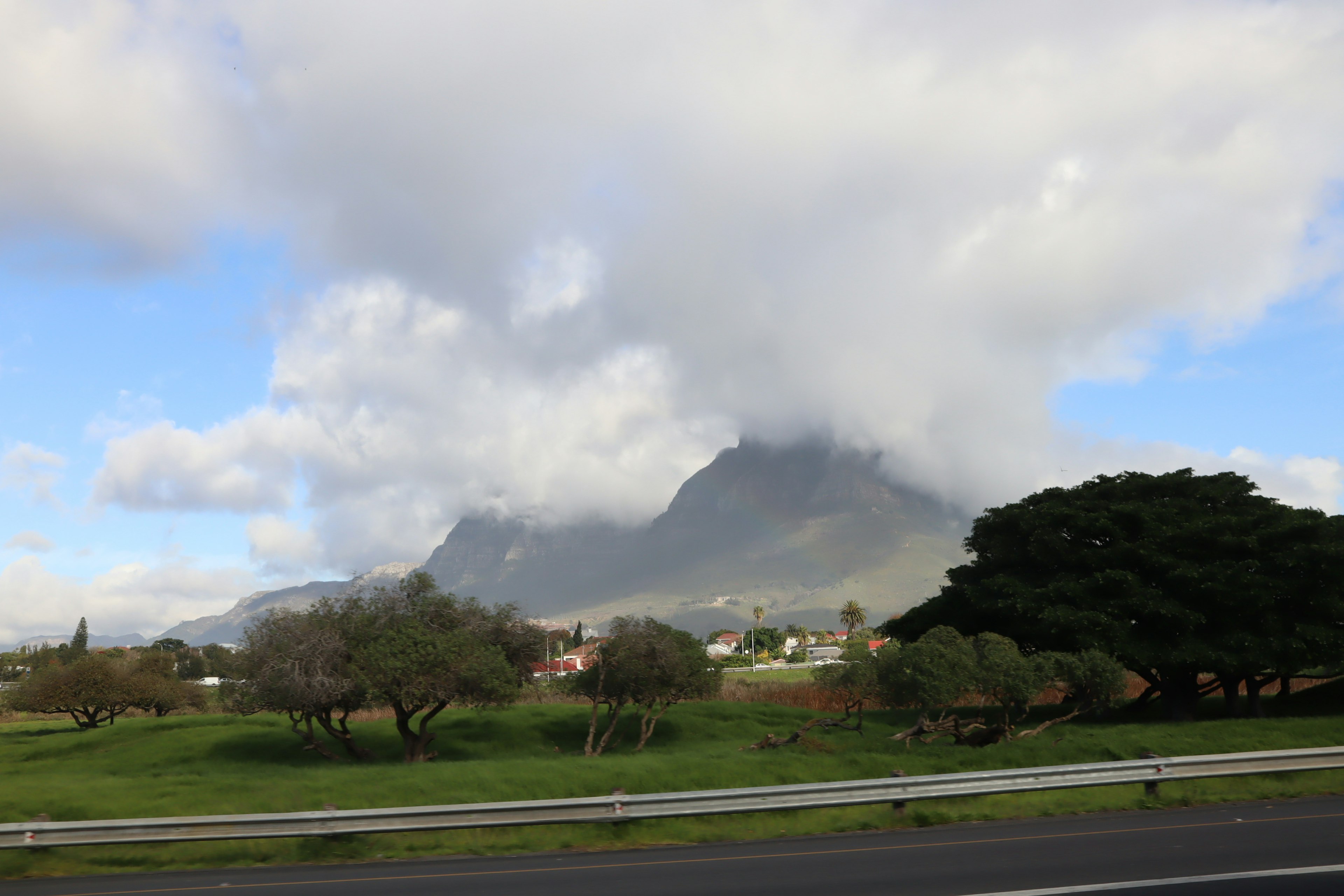 Montaña cubierta de nubes con un paisaje verde