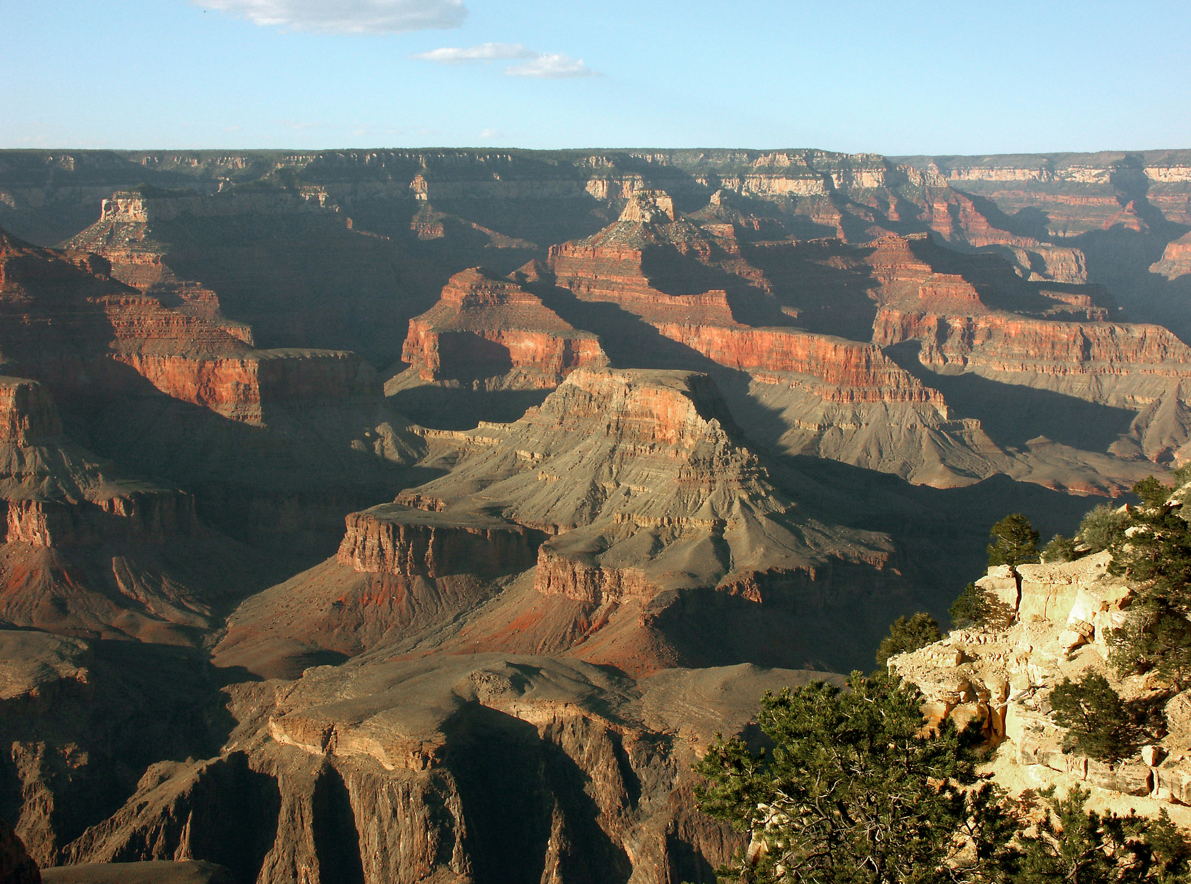 Beeindruckende Aussicht auf den Grand Canyon mit geschichteten Gesteinsformationen