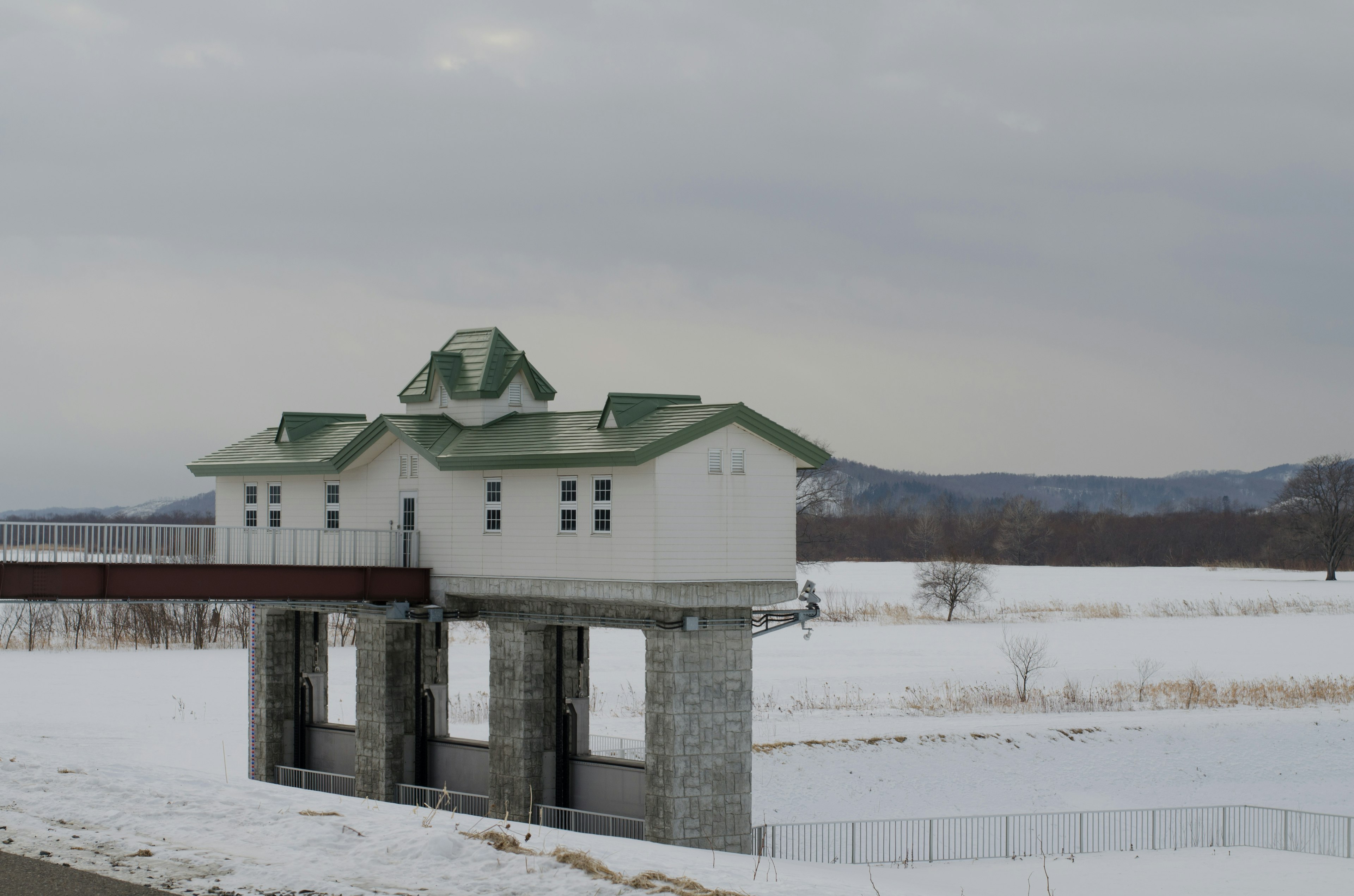 Einzigartiges Designgebäude in einer schneebedeckten Landschaft