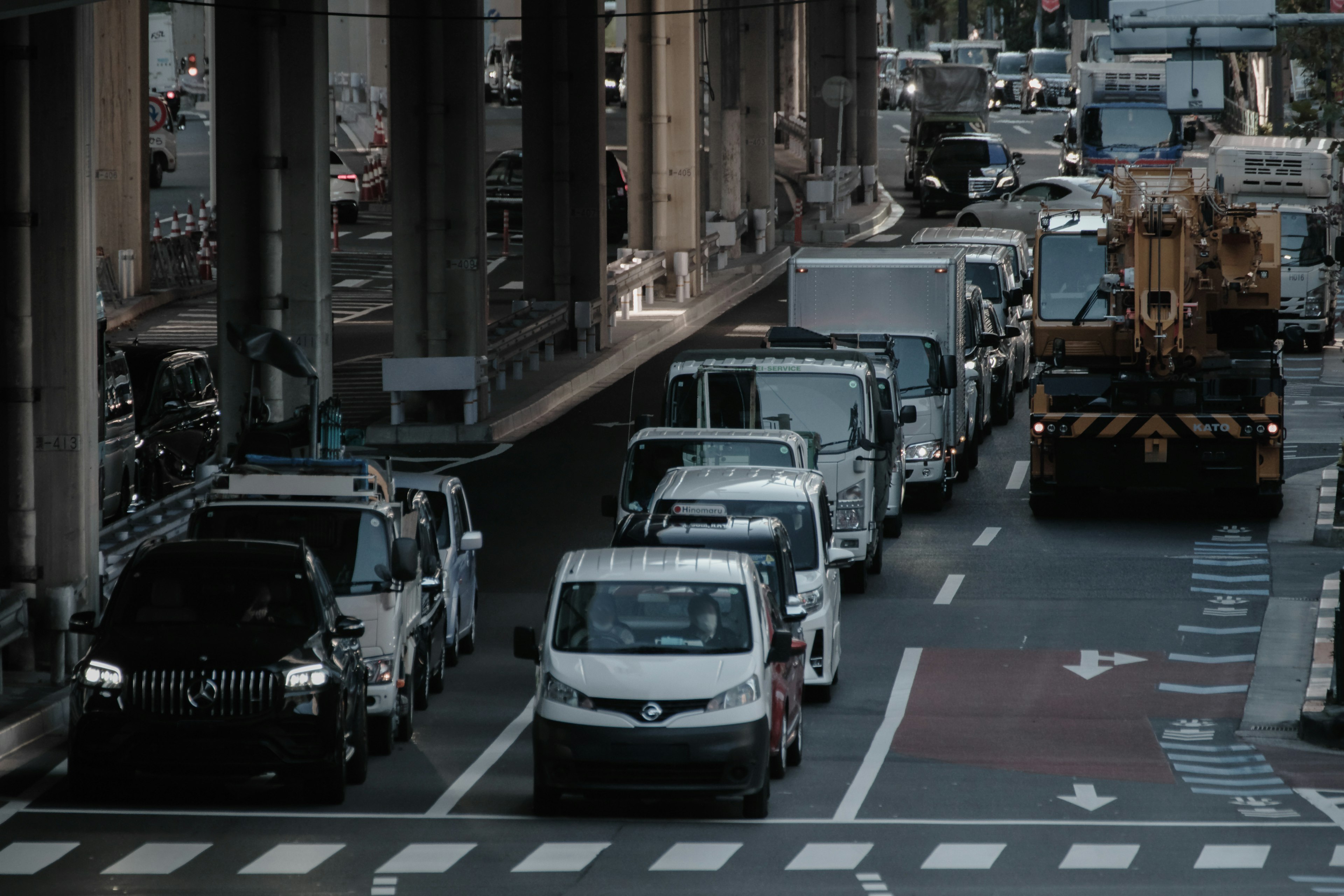 Eine Reihe von Fahrzeugen auf einer Stadtstraße mit Verkehrsstaus