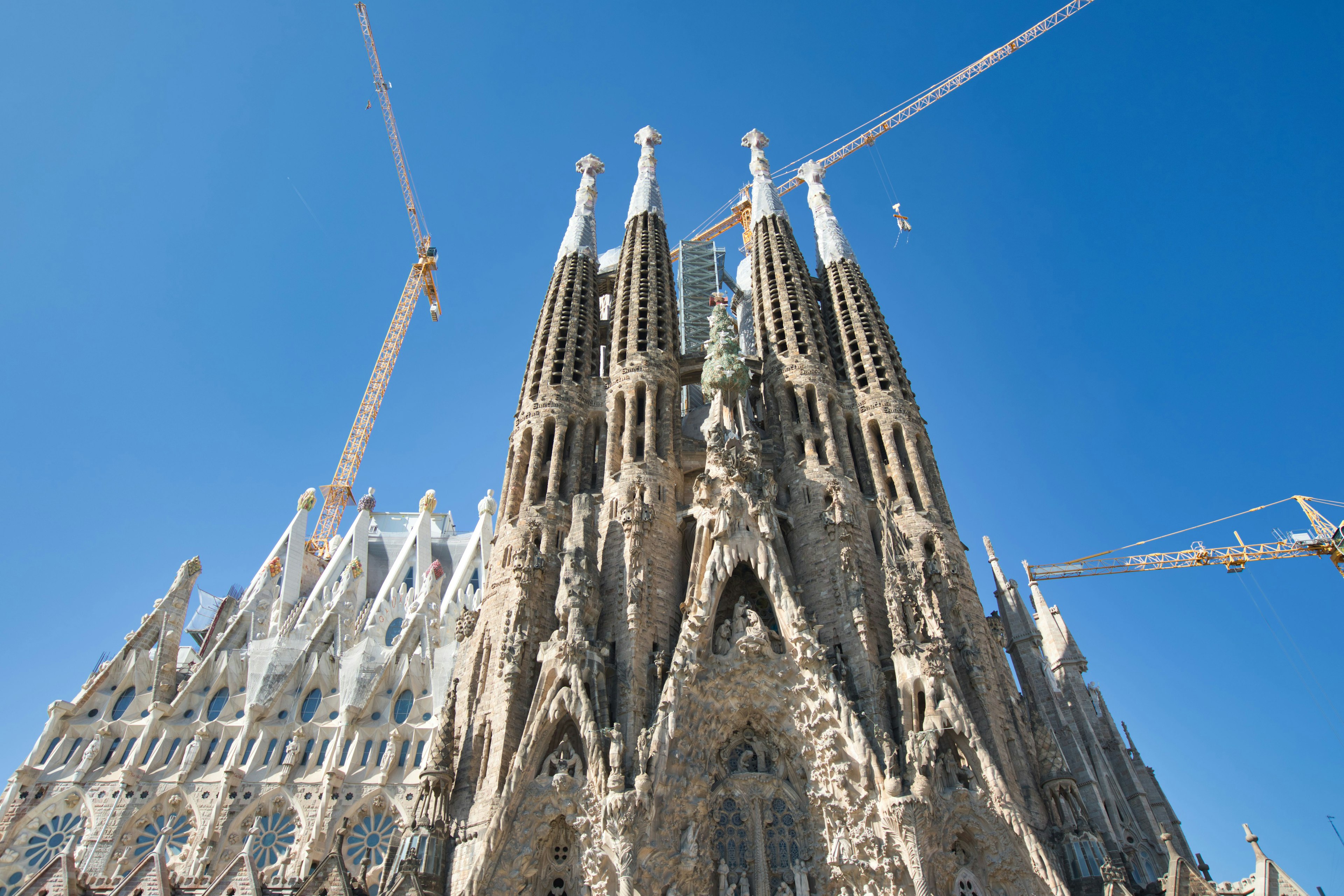 Pemandangan konstruksi Katedral Sagrada Familia dengan langit biru