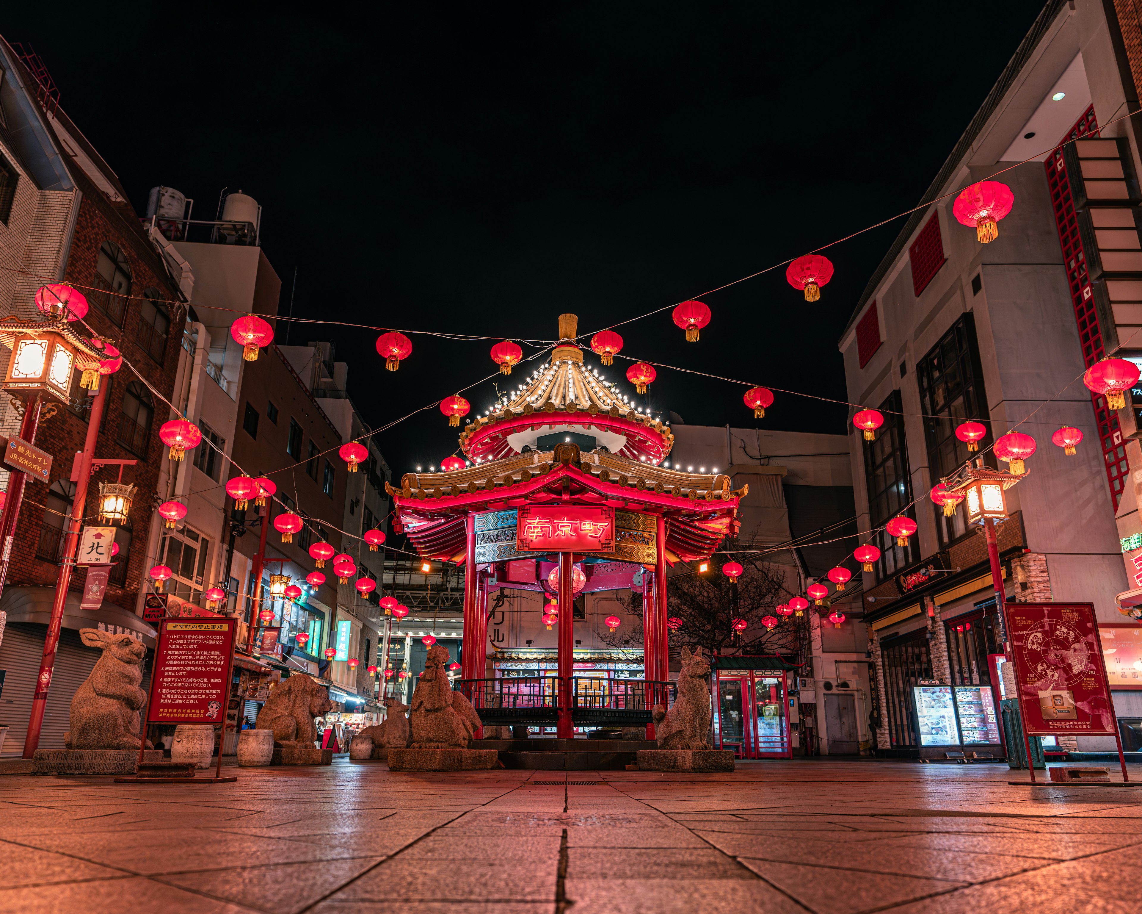 Bellissimo padiglione decorato con lanterne a Chinatown di notte