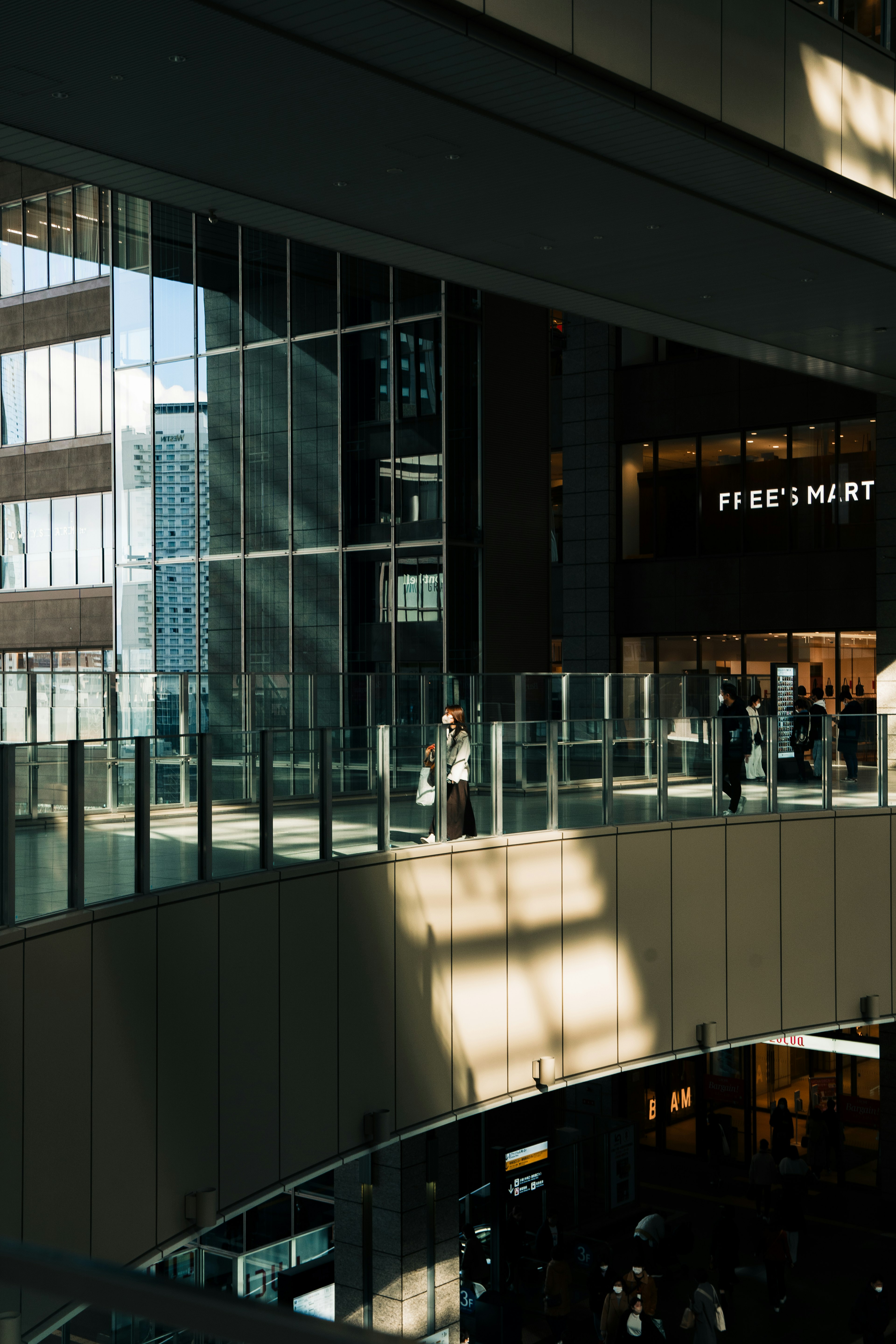 Interior moderno de un espacio comercial con paredes de vidrio y sombras de luz