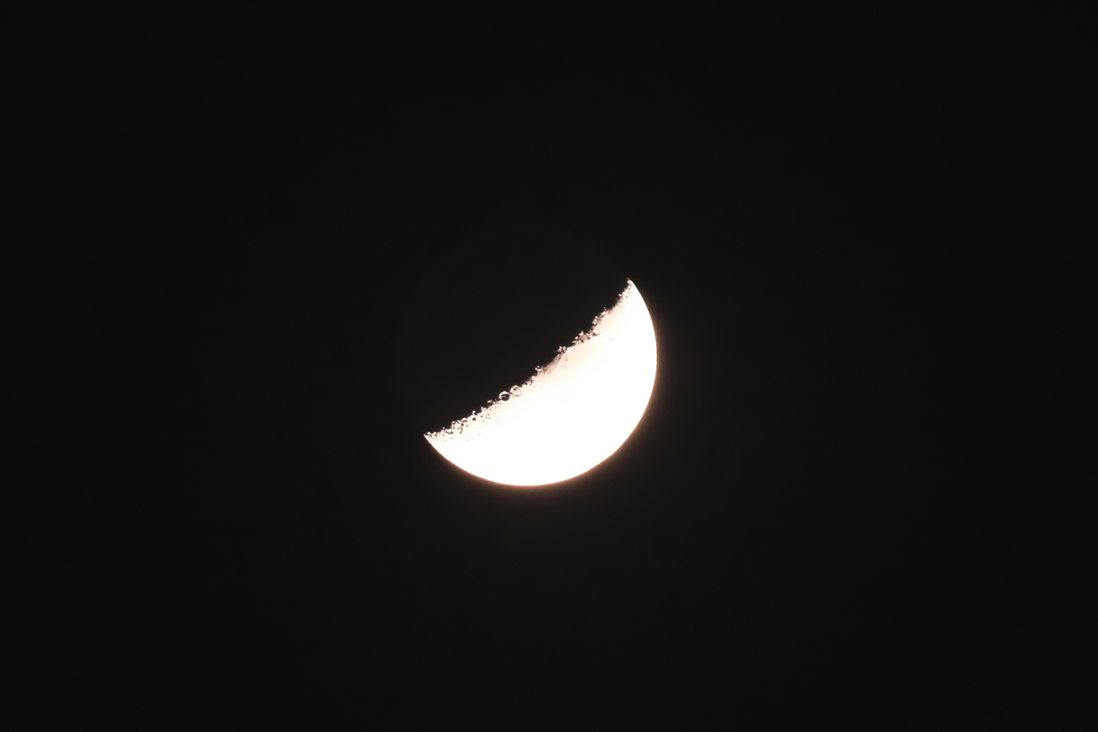 Lune décroissante illuminée dans le ciel noir