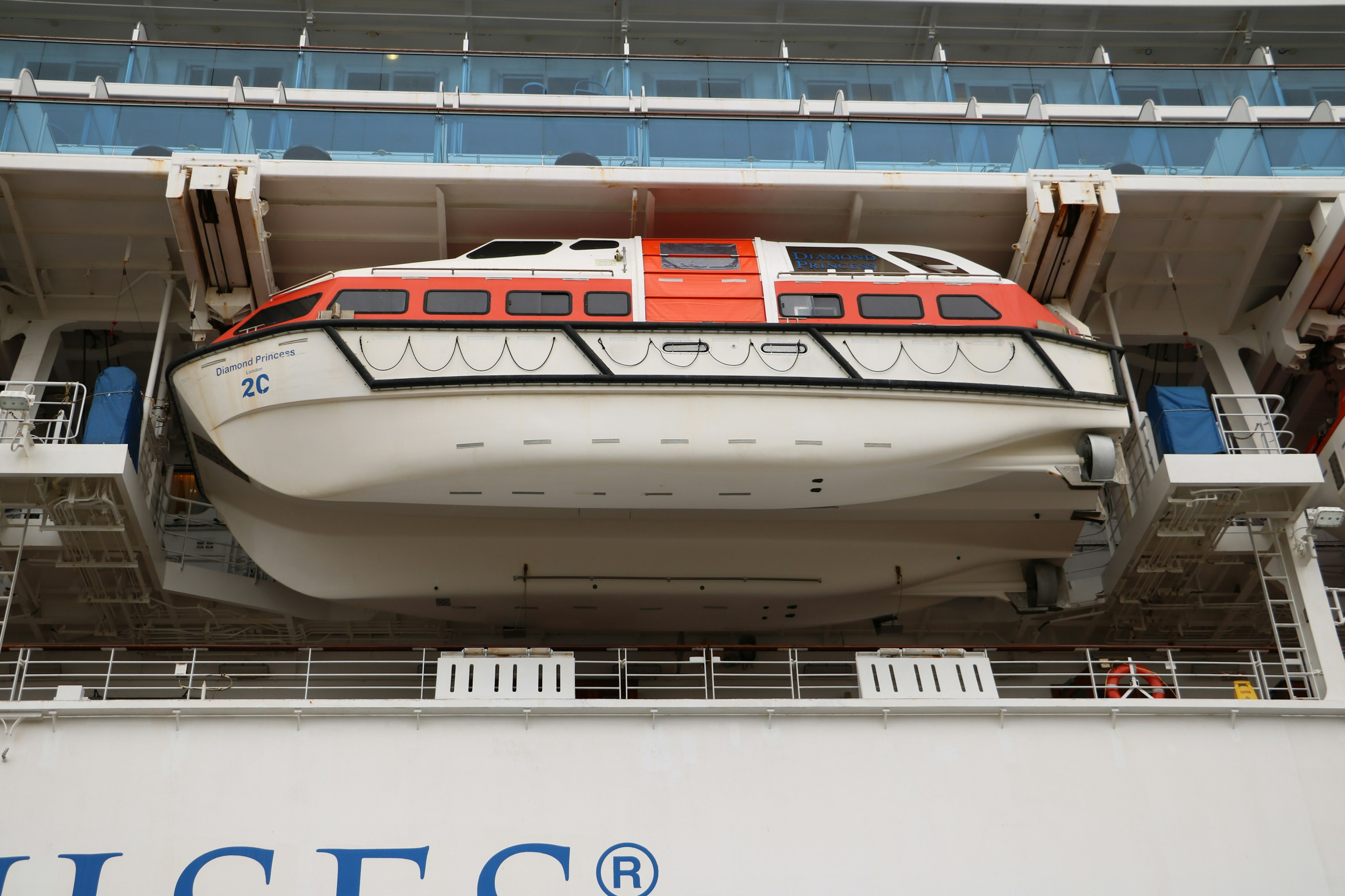 Bote salvavidas almacenado en un barco de crucero