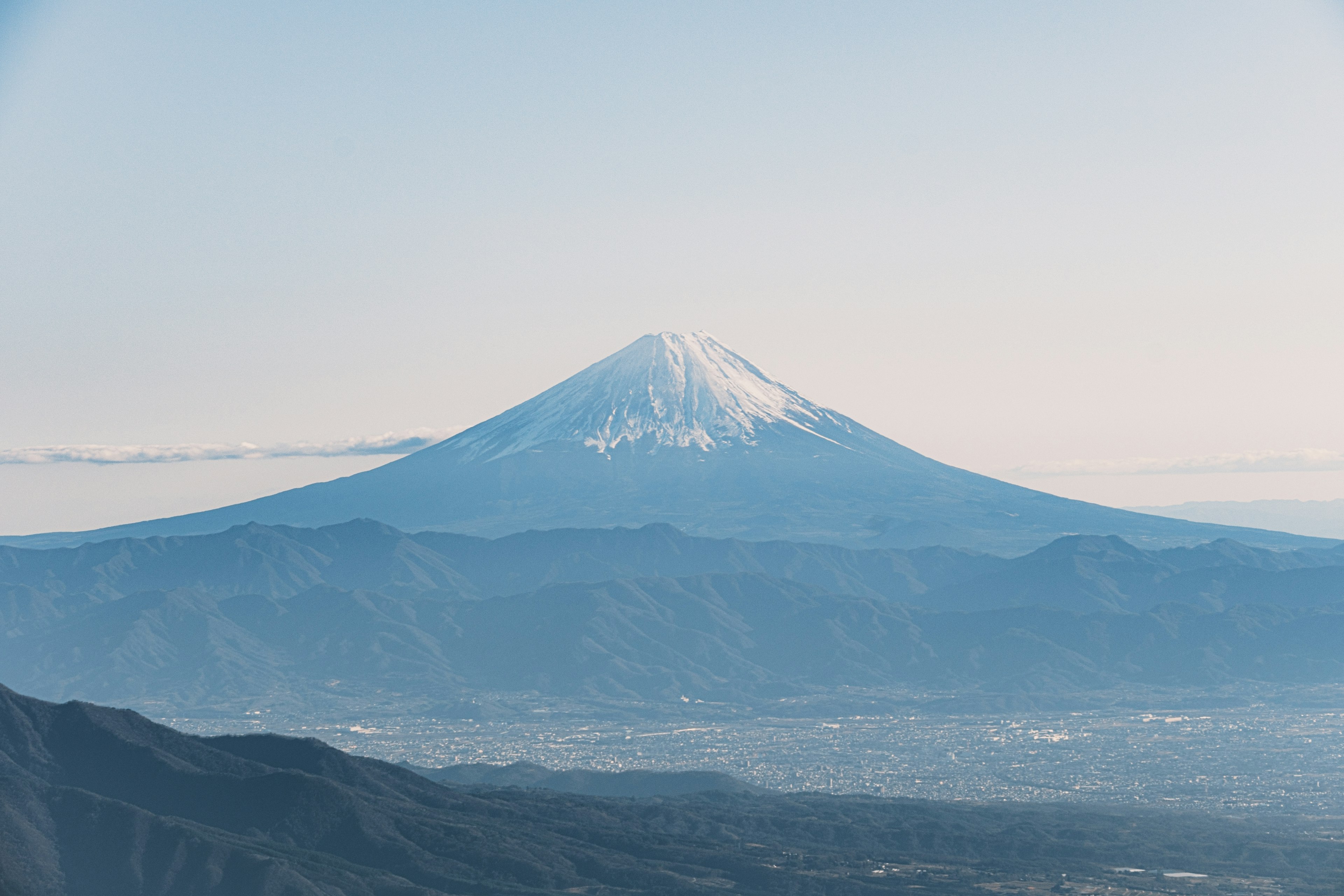 富士山の美しい雪景色と青空