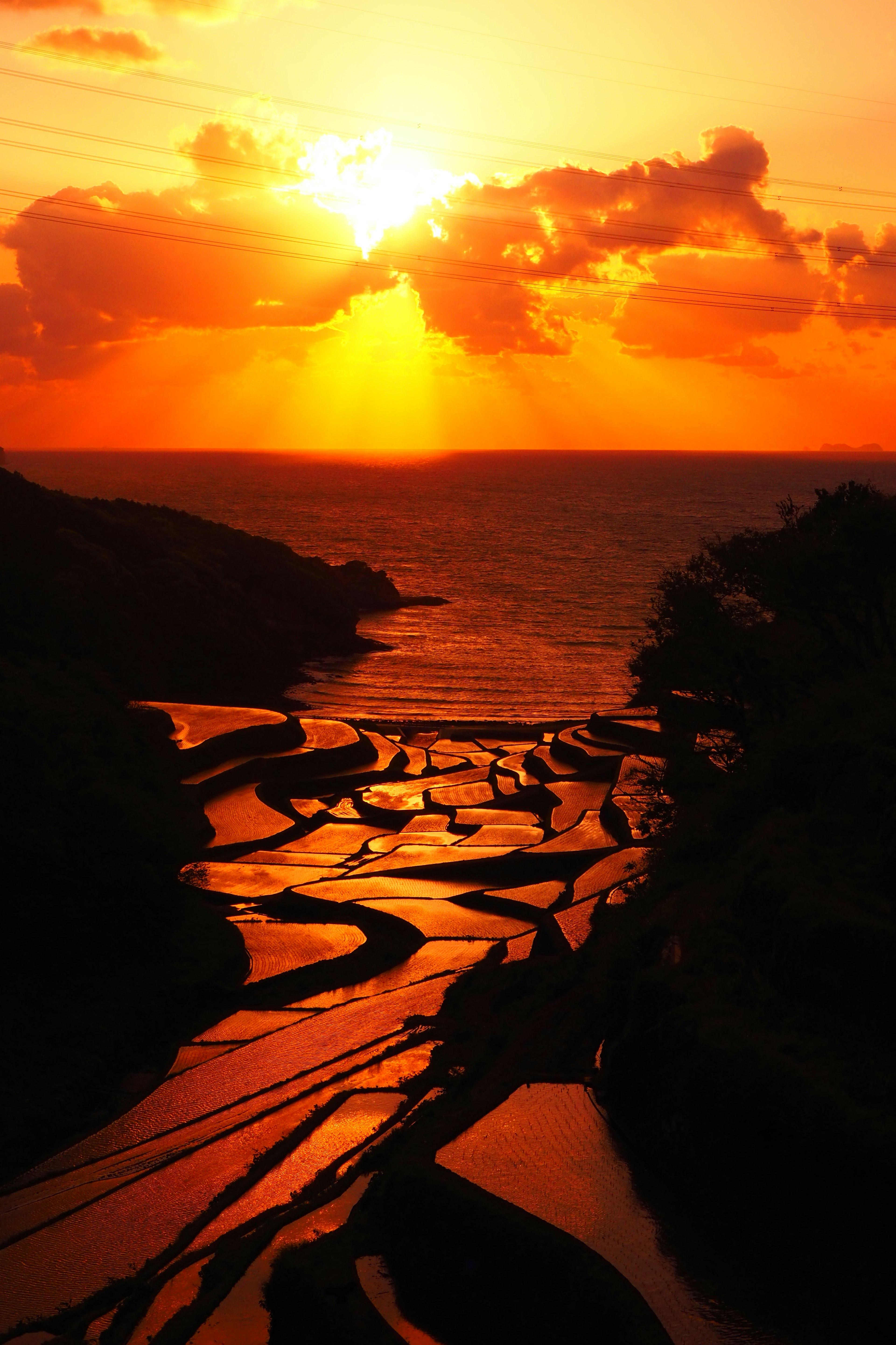 夕日が海に沈む景色と流れる水の模様