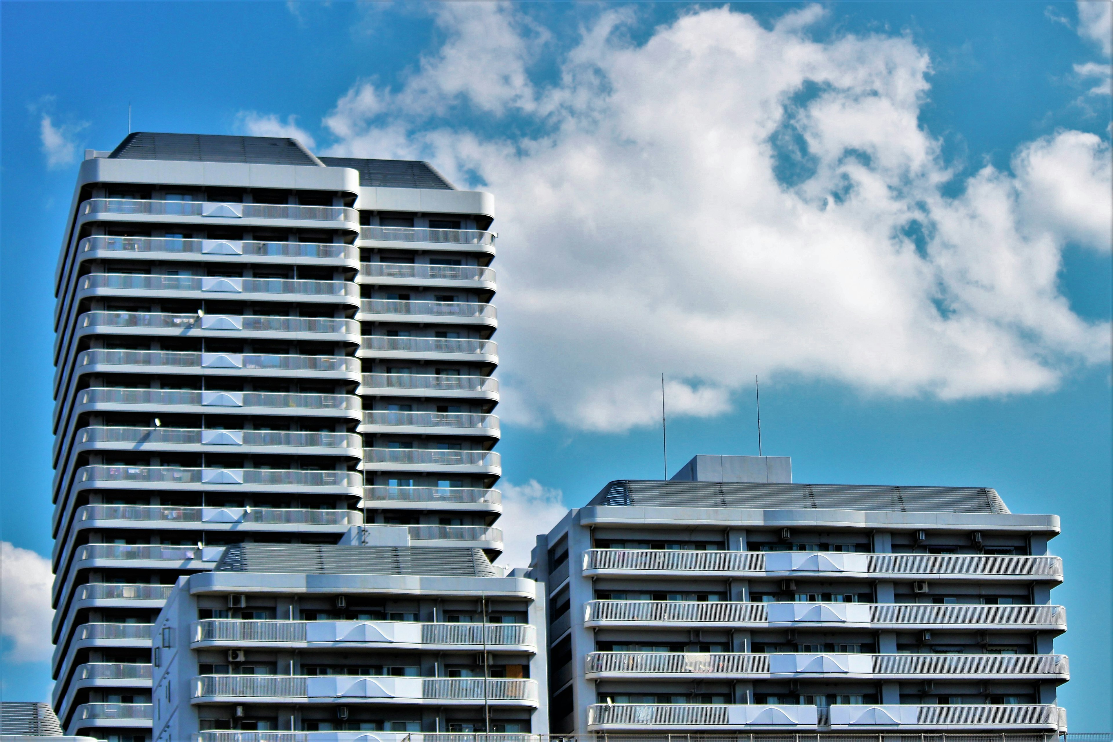 Rascacielos modernos bajo un cielo azul