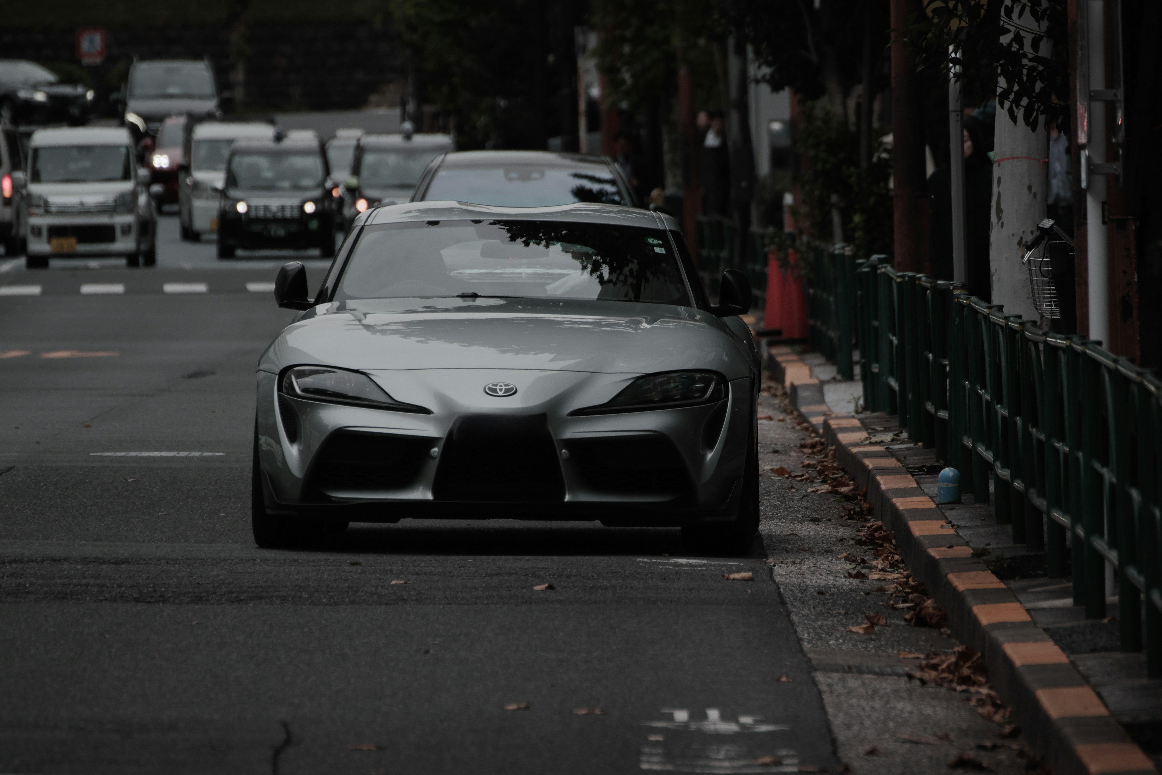 Auto sportiva Toyota Supra parcheggiata in una strada della città