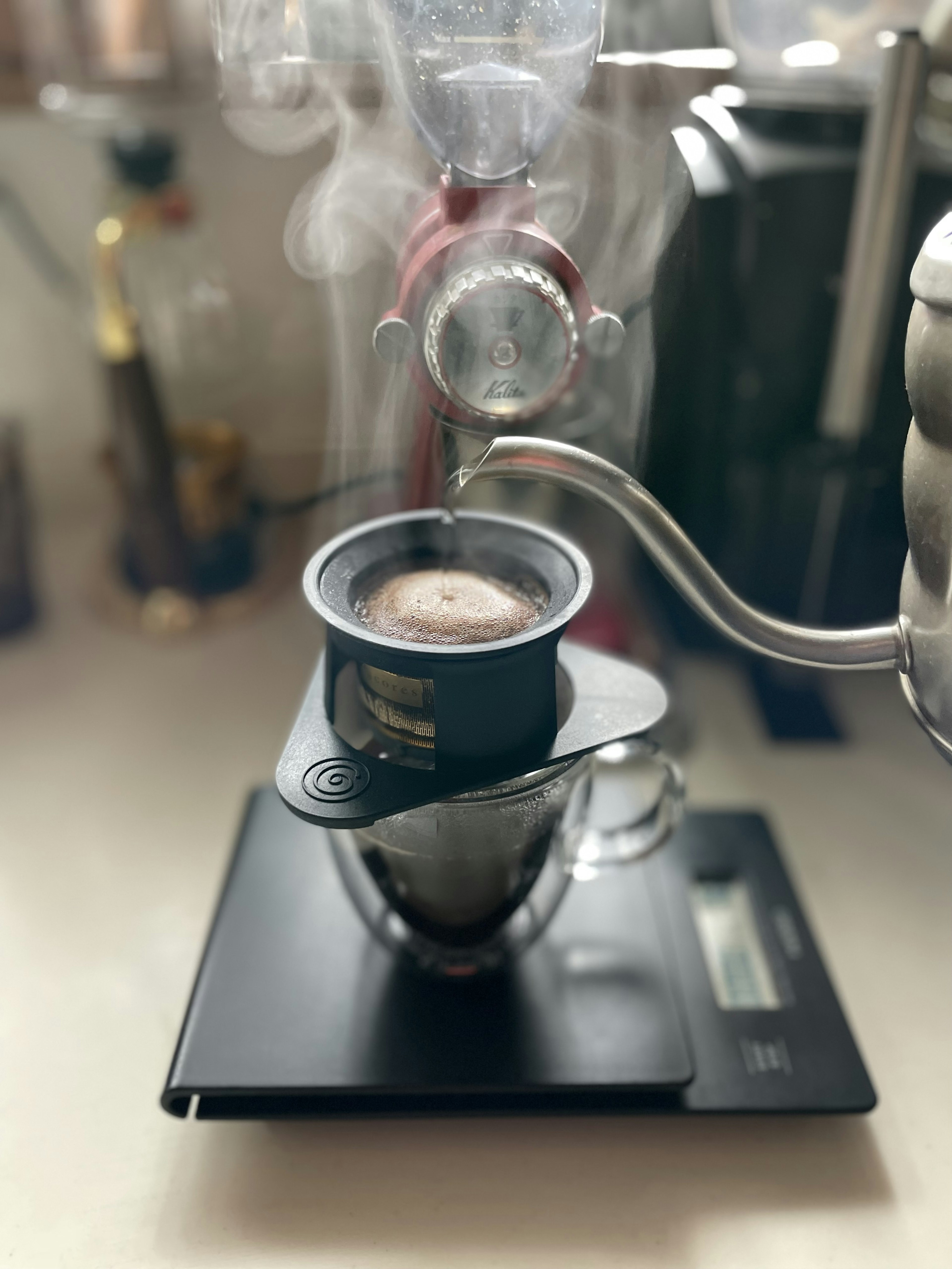 Image montrant le processus de préparation du café vapeur s'élevant de l'équipement à café