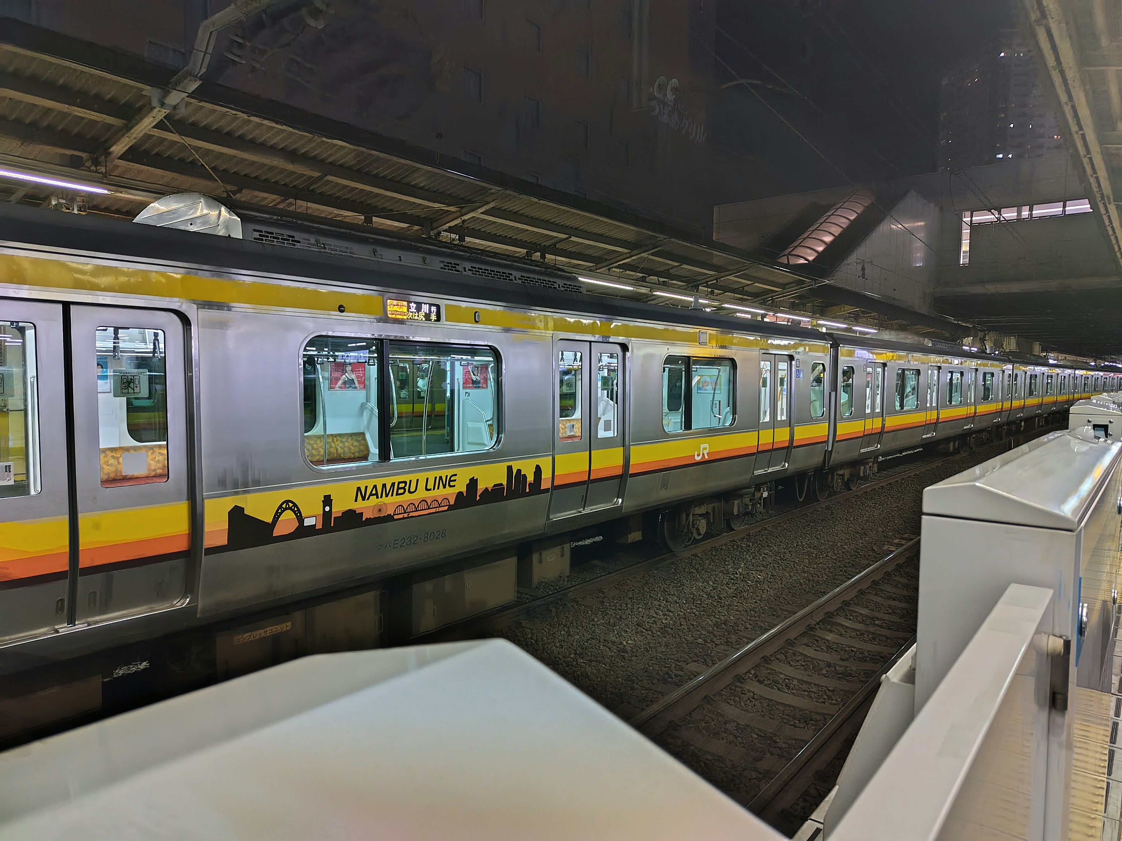 駅に停車中の電車の側面が見える