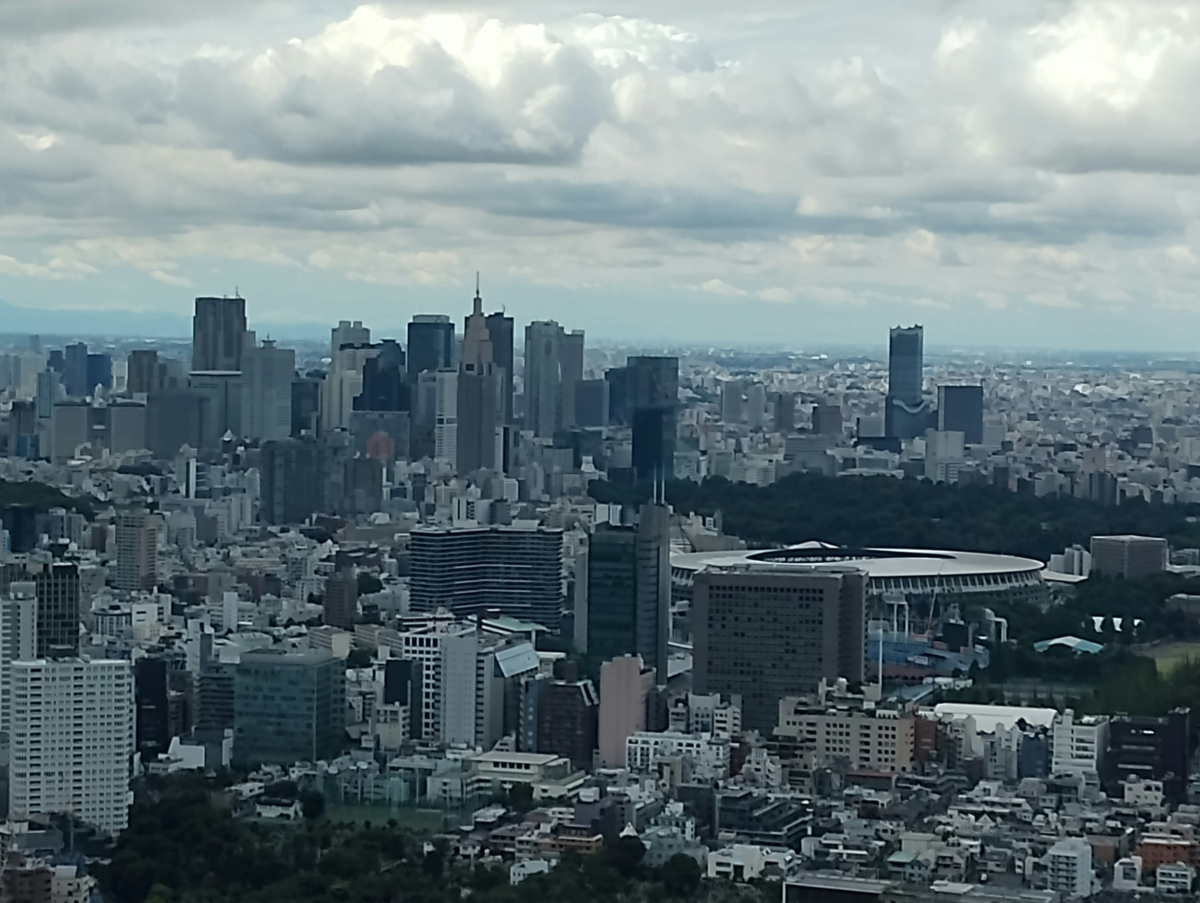 东京城市景观，包含摩天大楼和多云的天空