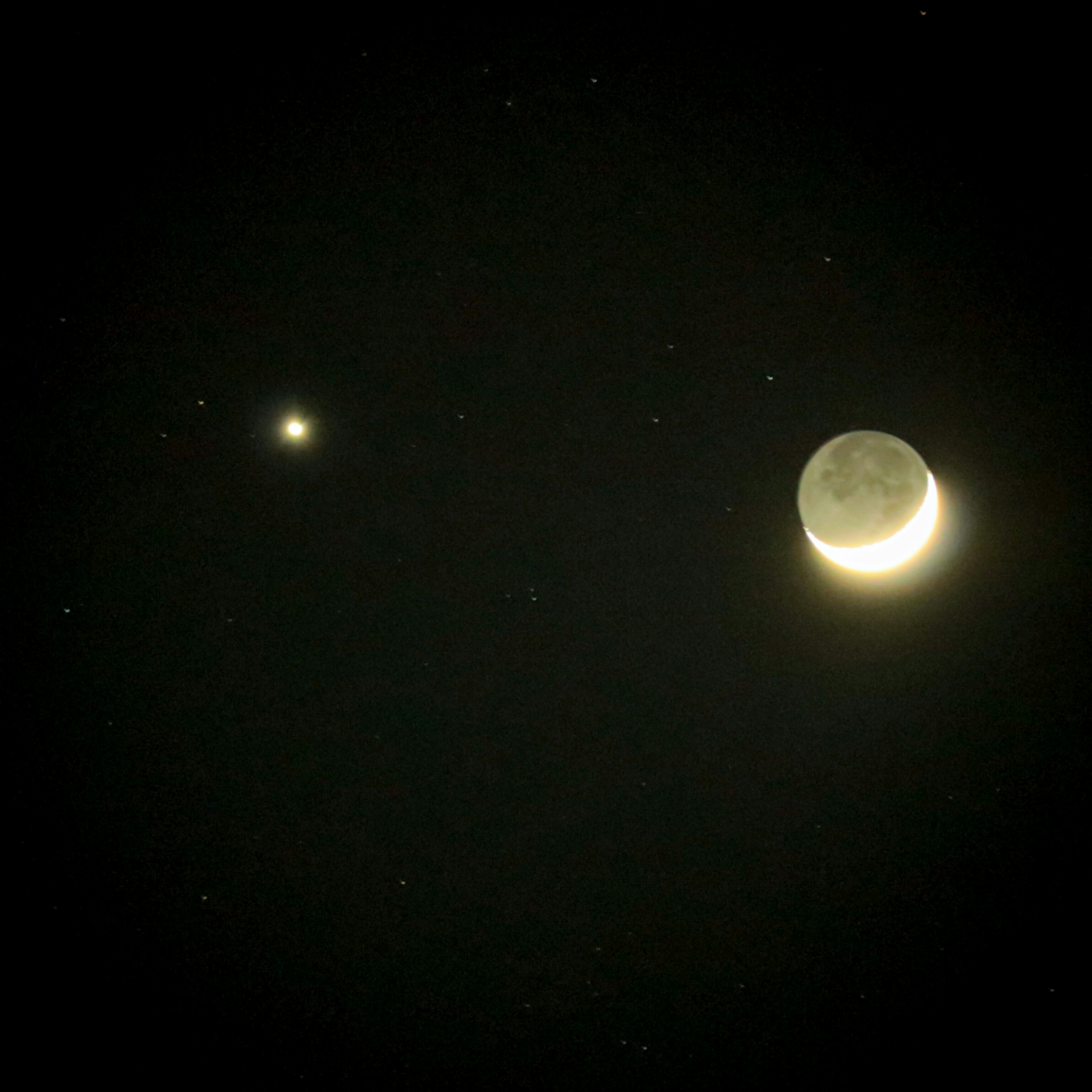 Nachthimmel-Szene mit zunehmendem Mond und hellem Stern