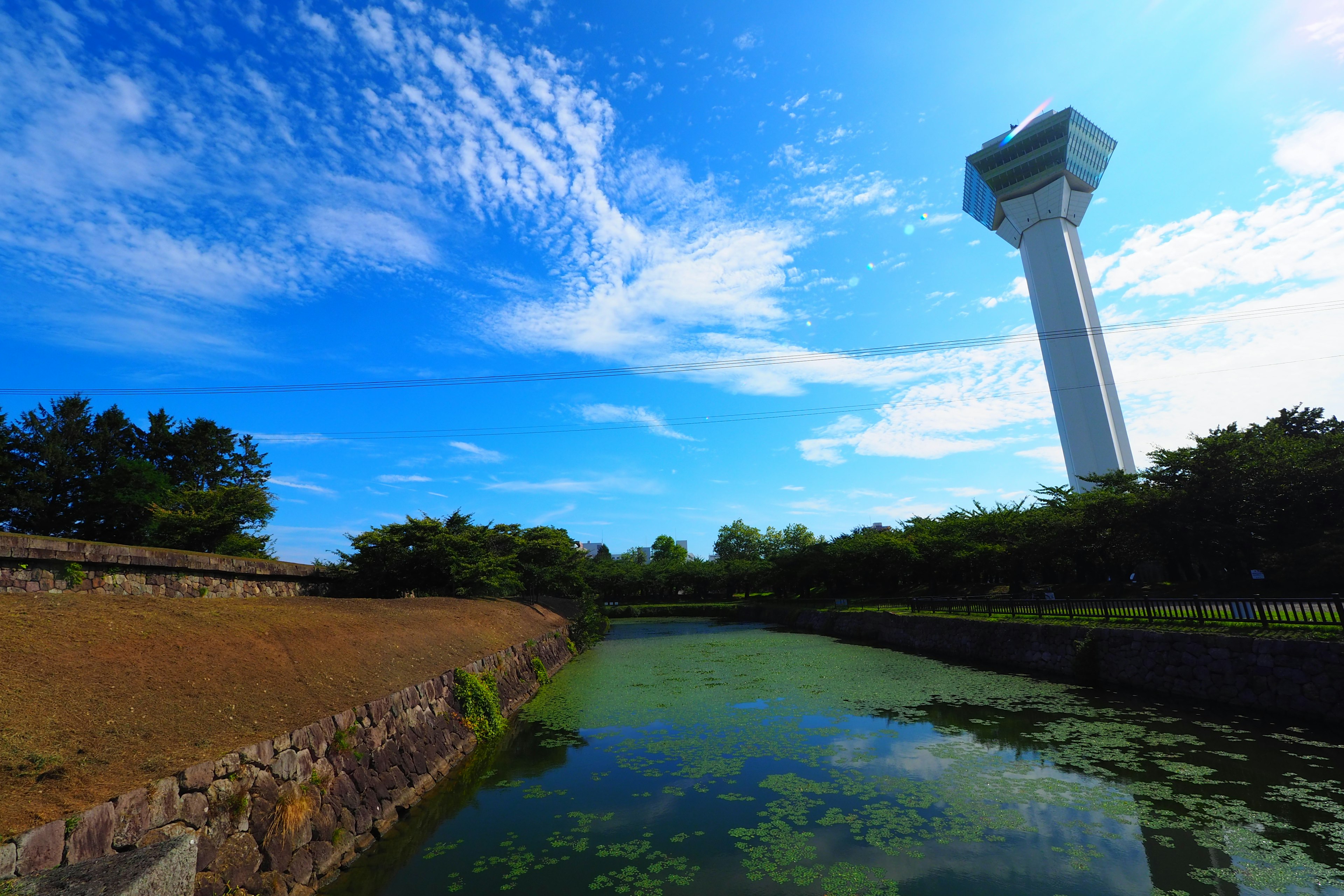 Pemandangan indah saluran air dengan menara tinggi di bawah langit biru