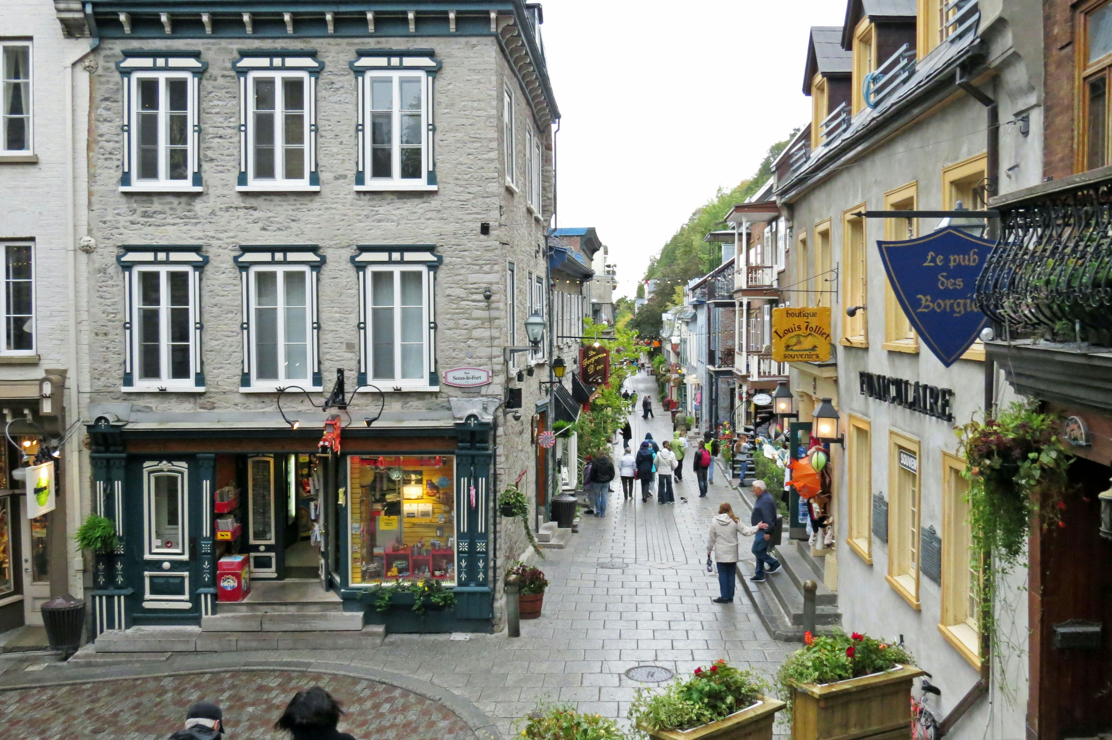 ทิวทัศน์ของถนนหินปูที่เรียงรายไปด้วยร้านกาแฟและร้านค้า