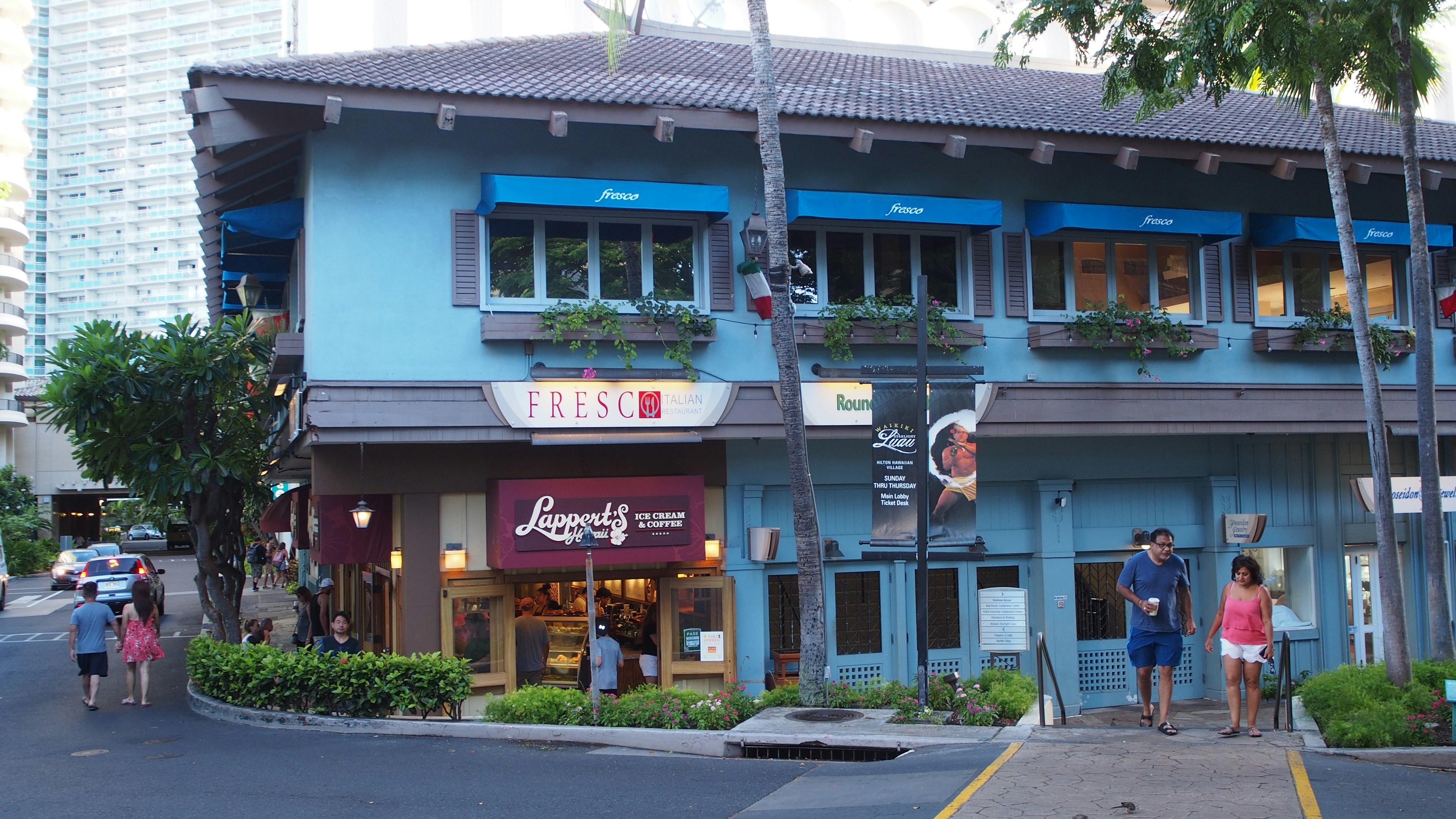 Bild eines blauen Gebäudes mit einem Restaurant in Hawaii