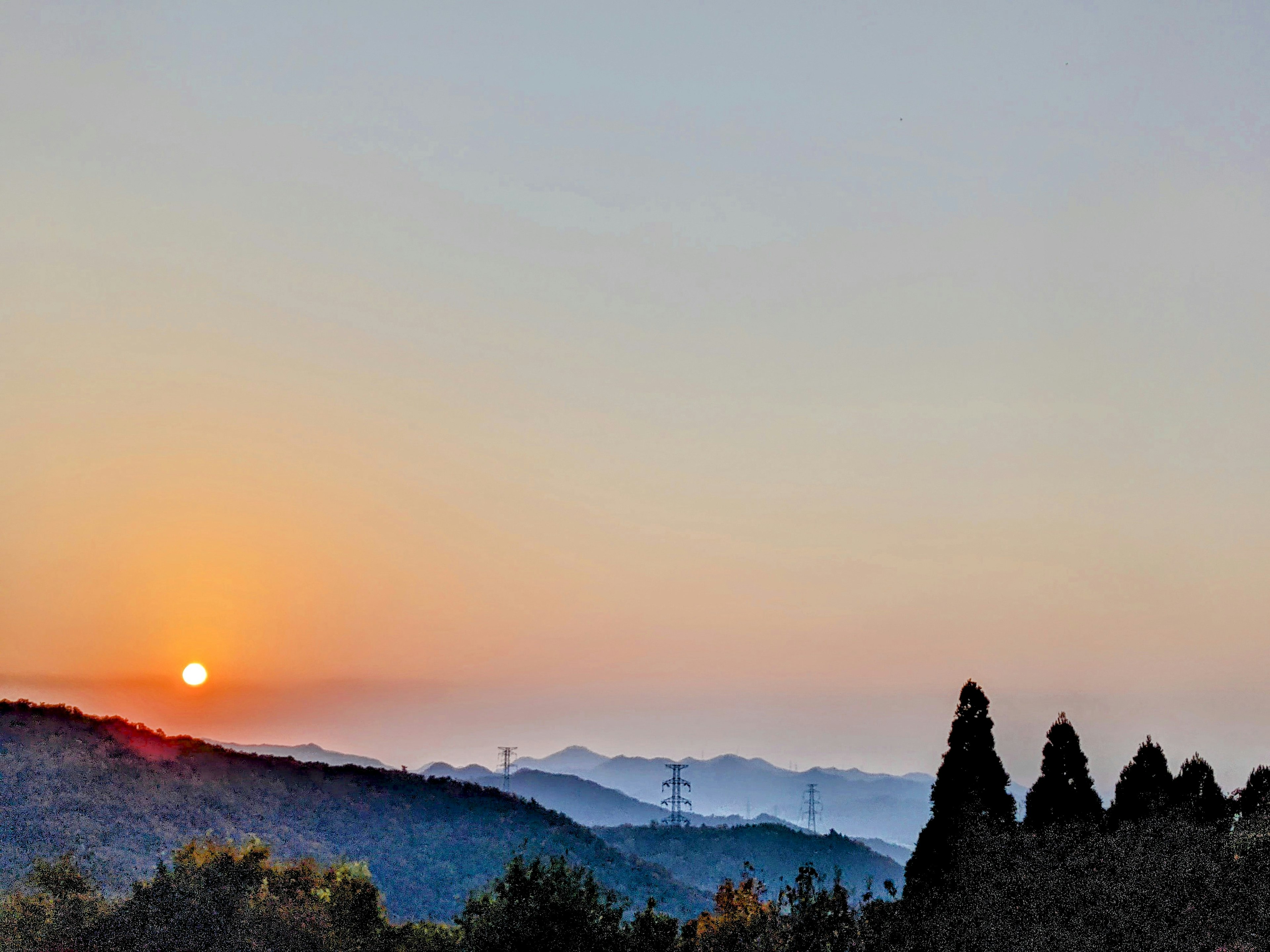 Hermoso paisaje del atardecer sobre las montañas