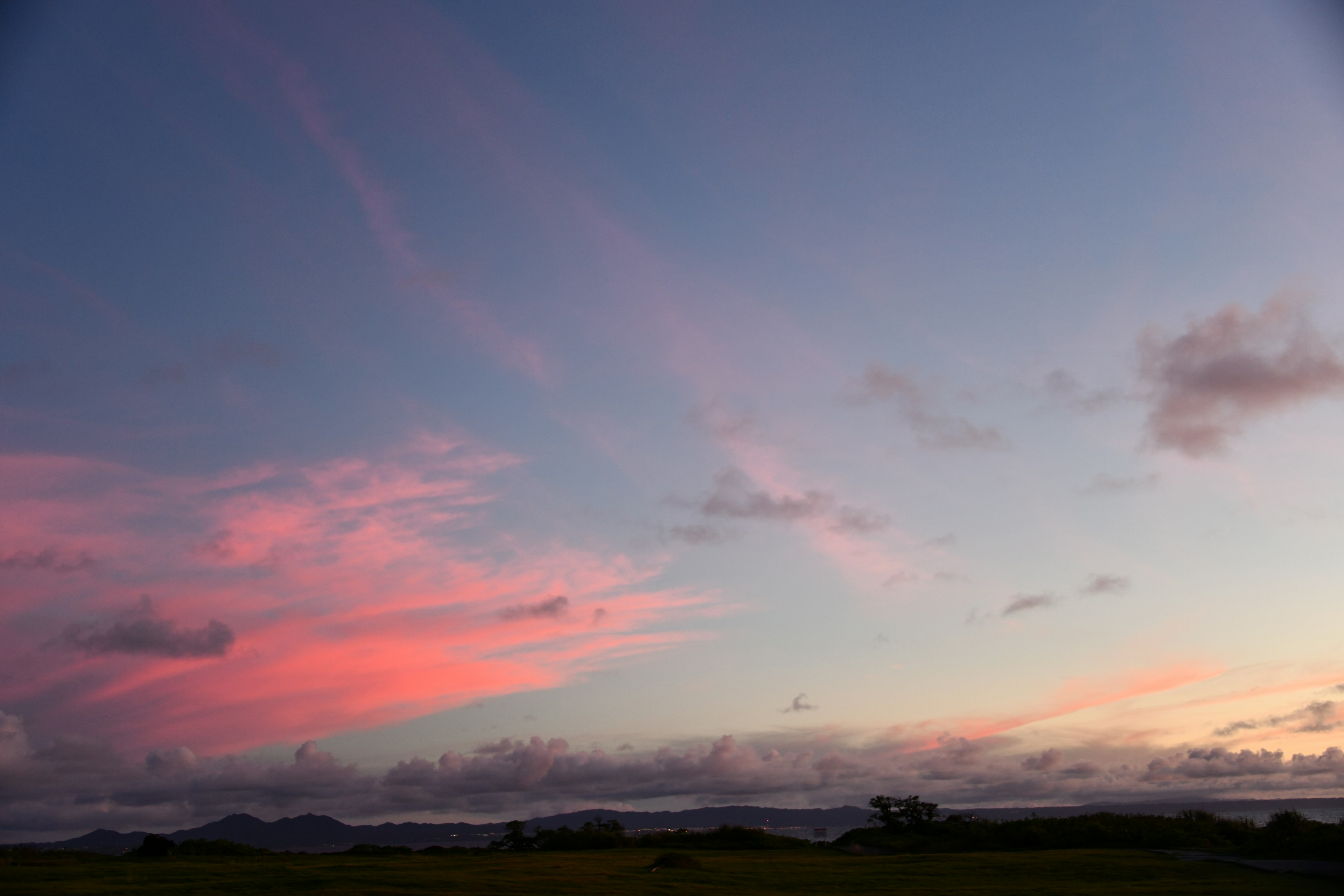 Un ciel de coucher de soleil magnifique avec des dégradés de rose et de bleu doux