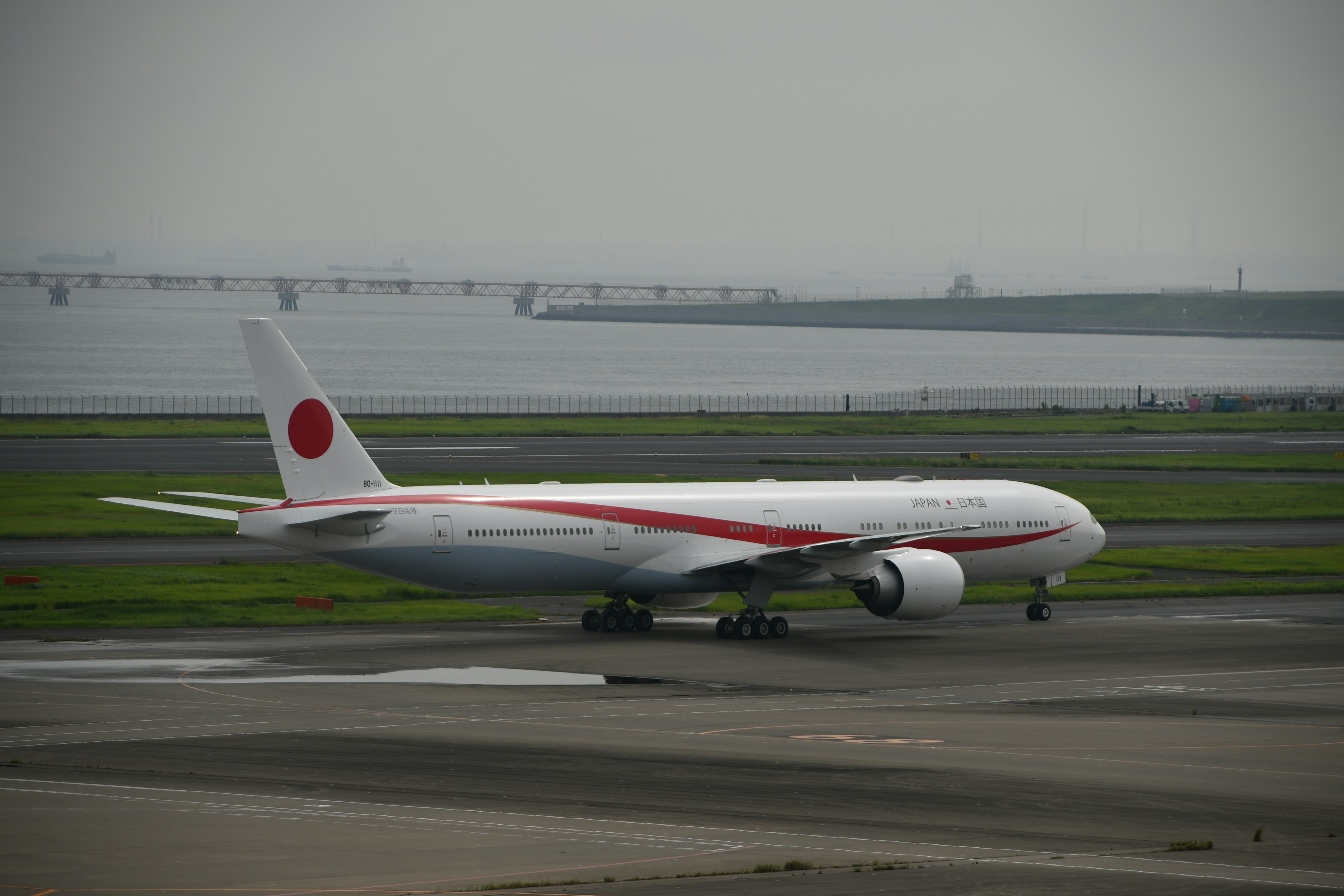 Boeing 777 Japan Airlines di landasan