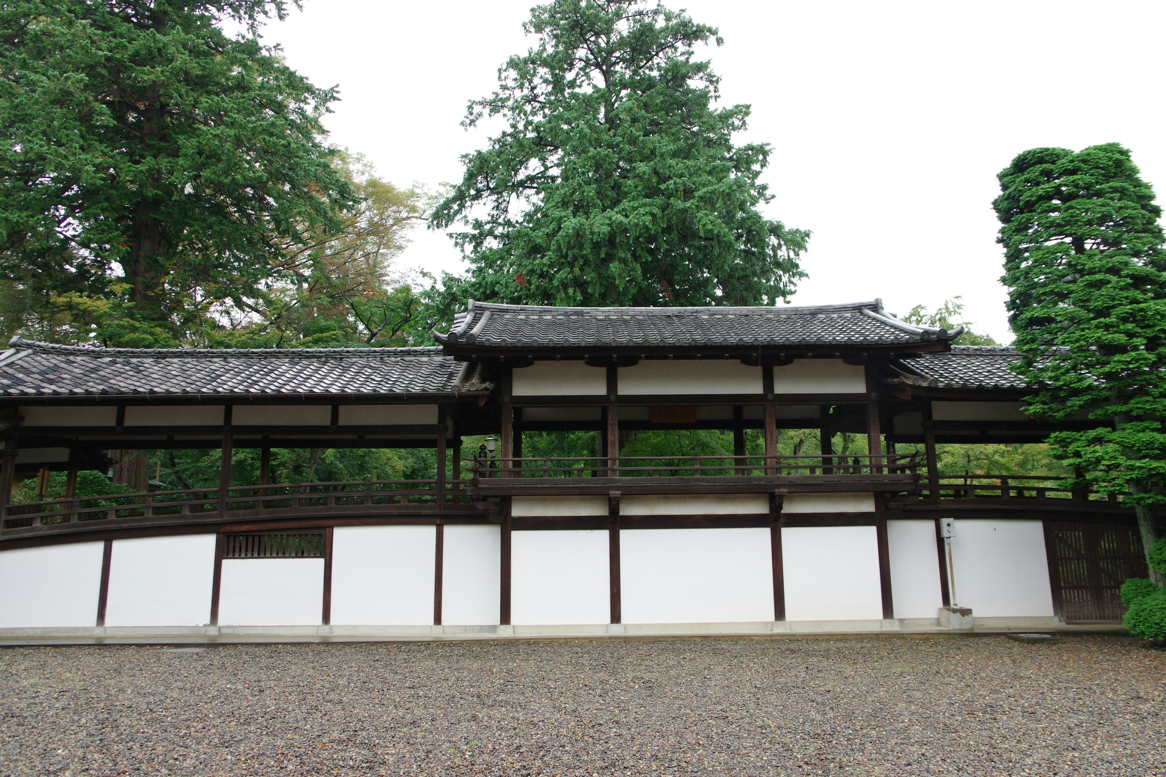 传统日本建筑风格的门与景观花园