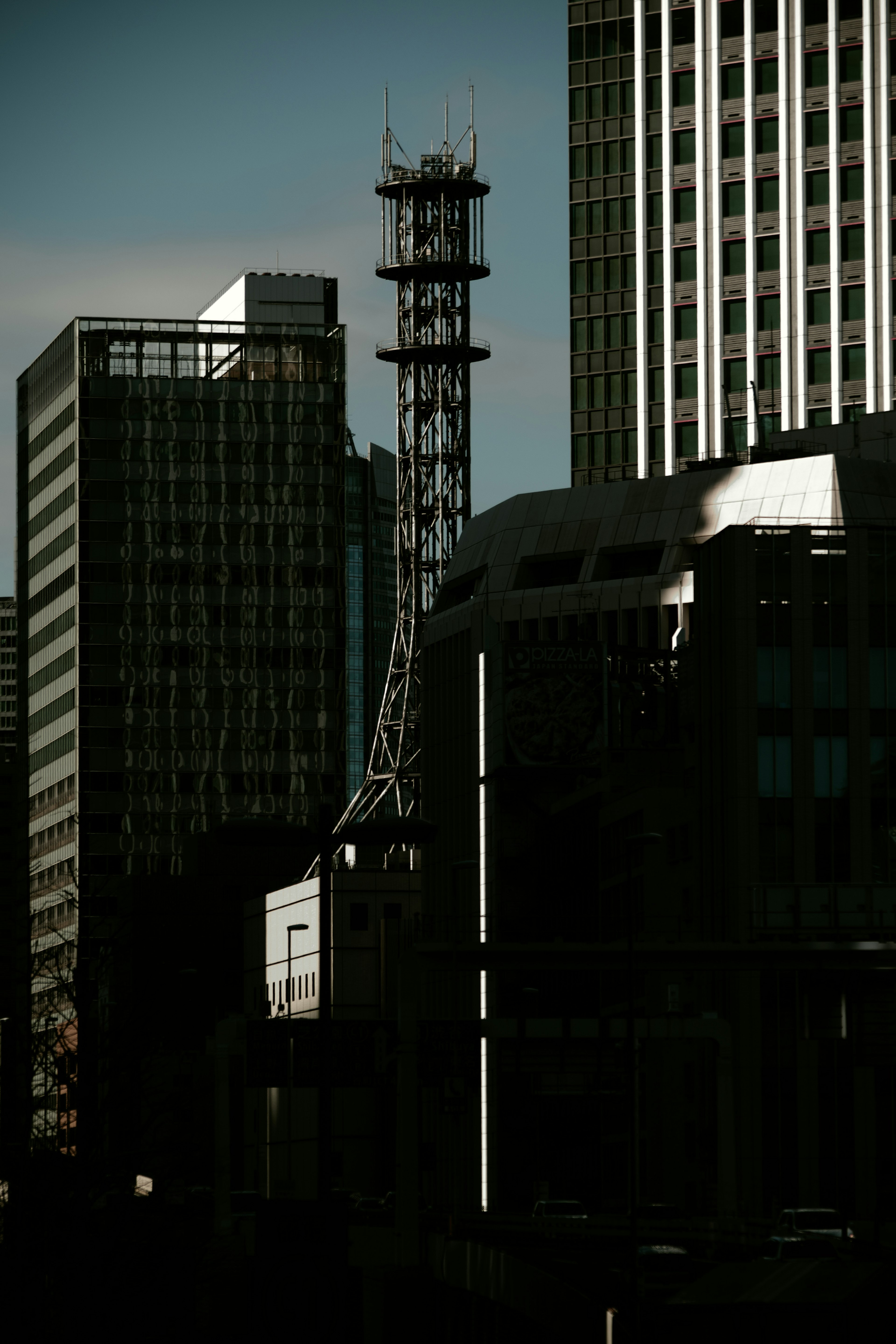 Silueta de rascacielos con una torre de comunicación en contraste