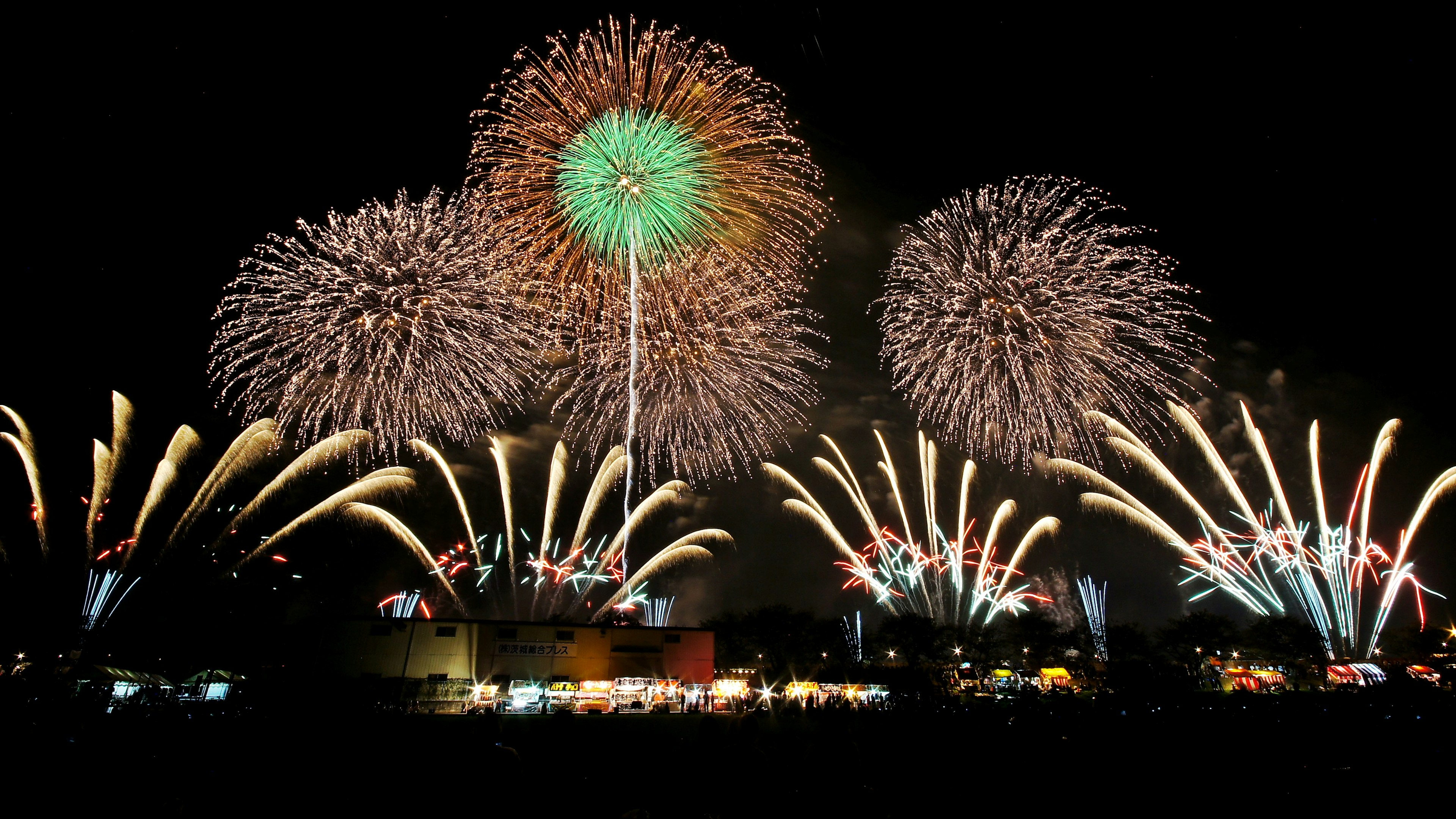 五彩斑斓的烟花照亮夜空的美丽场景