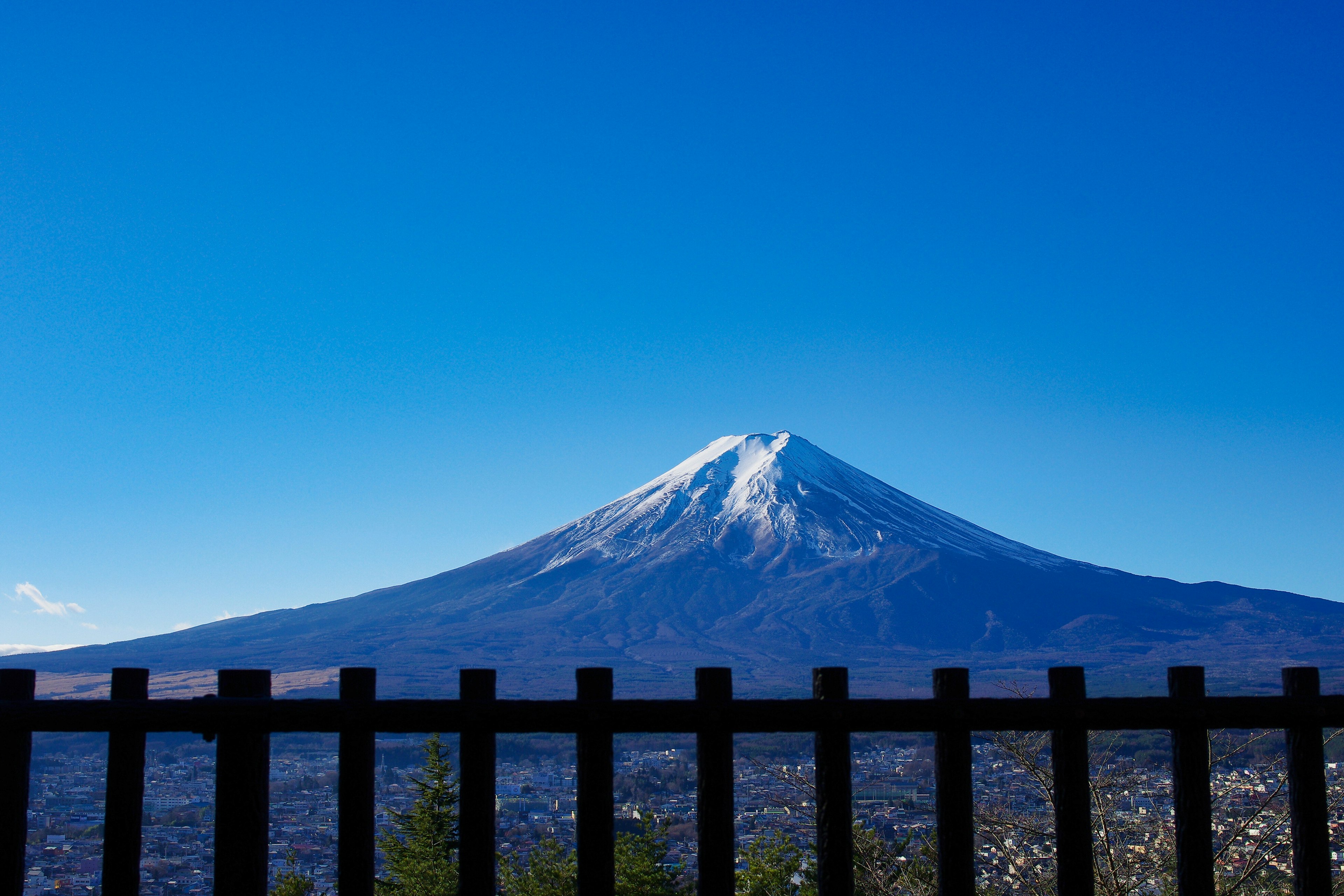 Hermosa vista del monte Fuji cubierto de nieve bajo un cielo azul claro