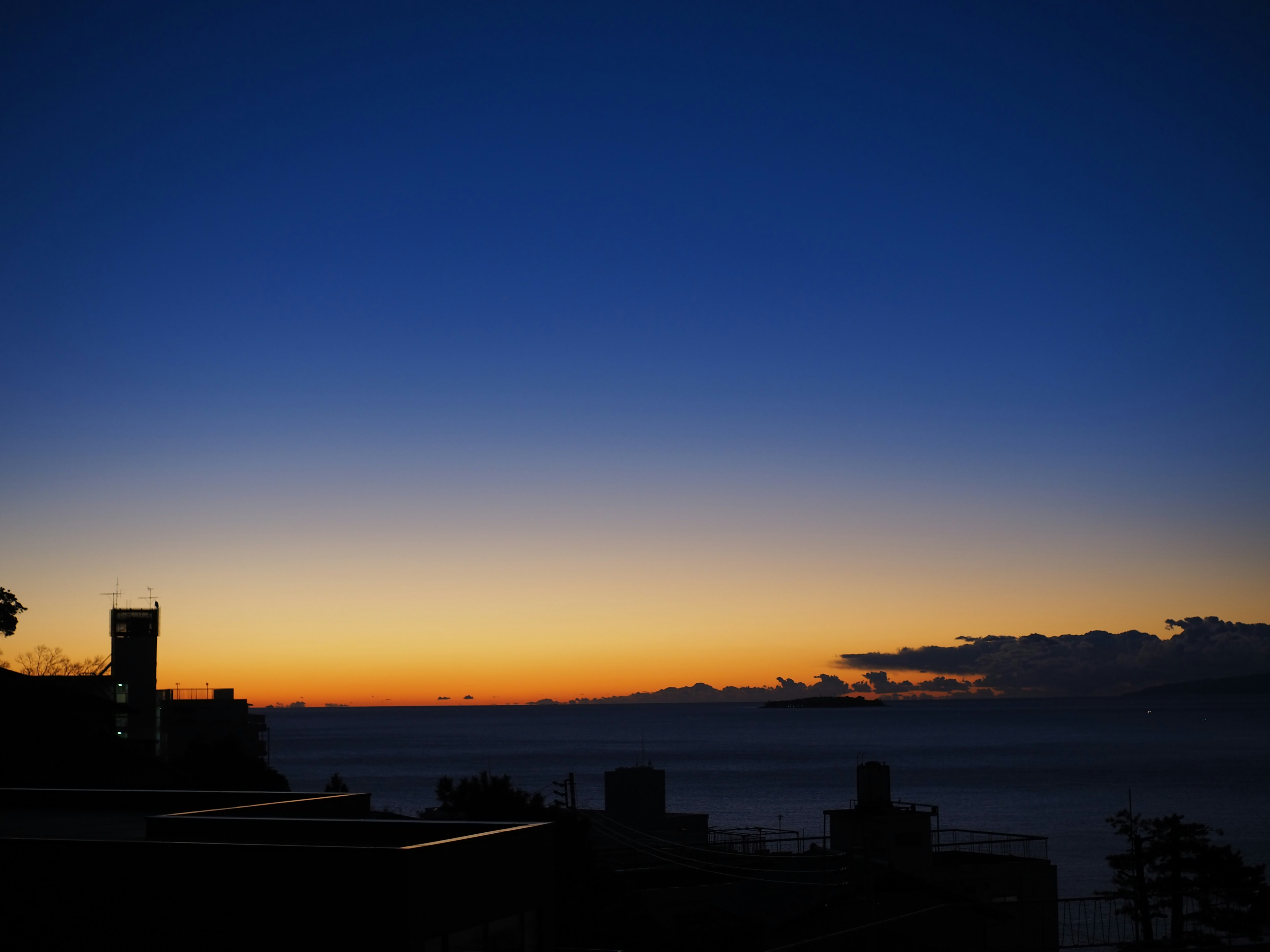 黃昏天空的風景，藍色和橙色的色調