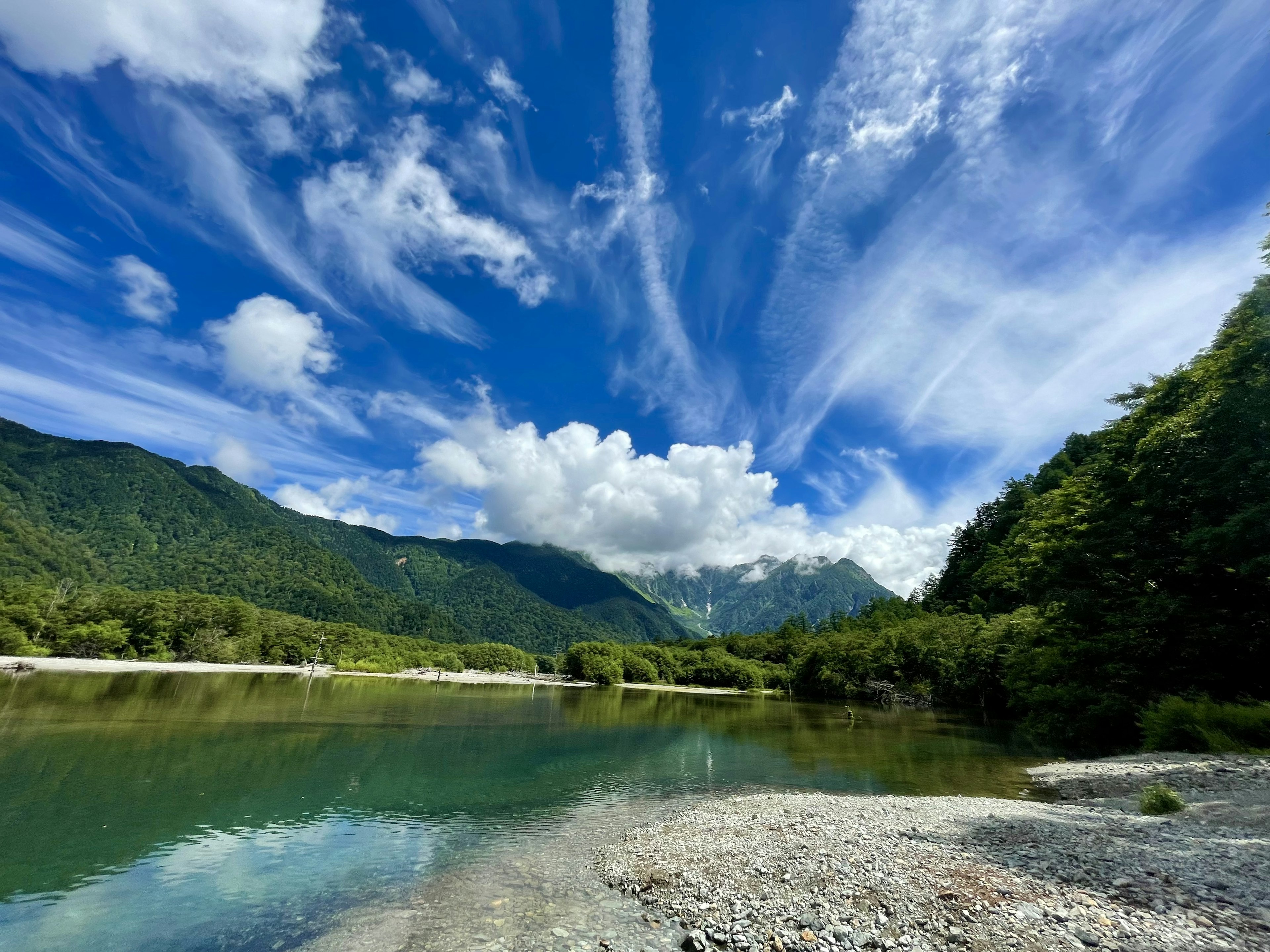 Magnifico paesaggio con cielo blu e nuvole sopra le montagne